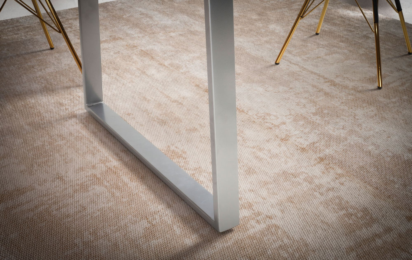 Esszimmertisch 140 mal 80 mal 76 cm Akazie Massivholz Metall Esstisch Baumkante Kuechentisch Massiv mit Trapezbeinen in Chrom Holztisch Speisetisch Esszimmer Rechteckig
