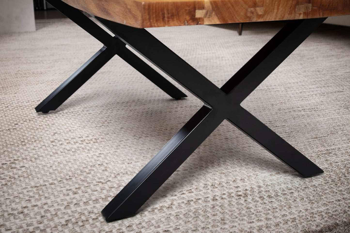 Couchtisch 120 mal 60 mal 46 cm Akazie Massivholz Metall Baumkante Design Wohnzimmertisch Rechteckig Sofatisch Stubentisch Braun Kaffeetisch mit schwarzen Beinen in mal Form