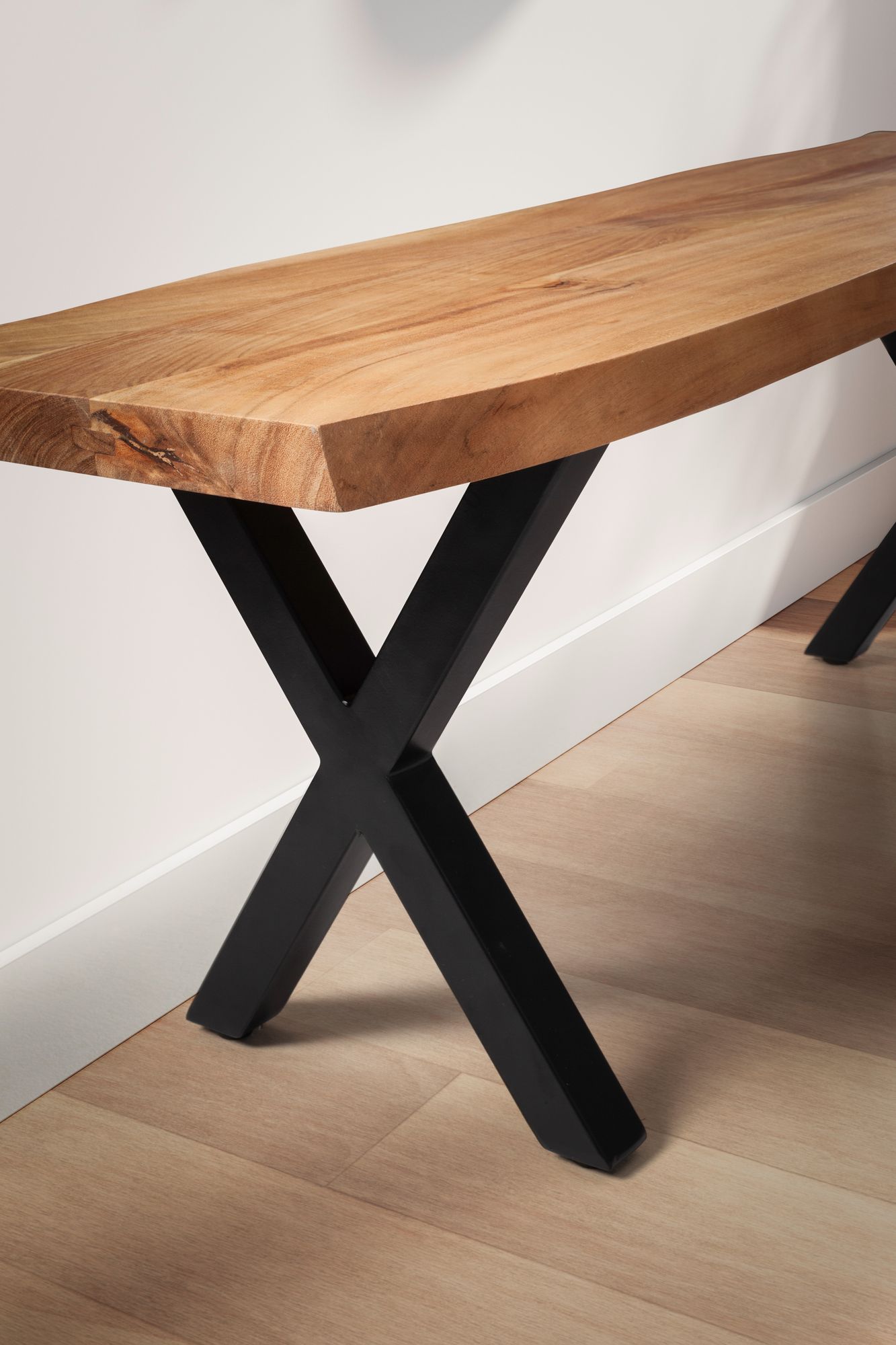 Garderobenbank 120 mal 40 mal 45 5 cm Akazie Massivholz Metall mit Baumkante Sitzbank Flur Holzbank Massiv ohne Lehne Flurbank Modern Eingangsbereich Klein mal Beine Schwarz
