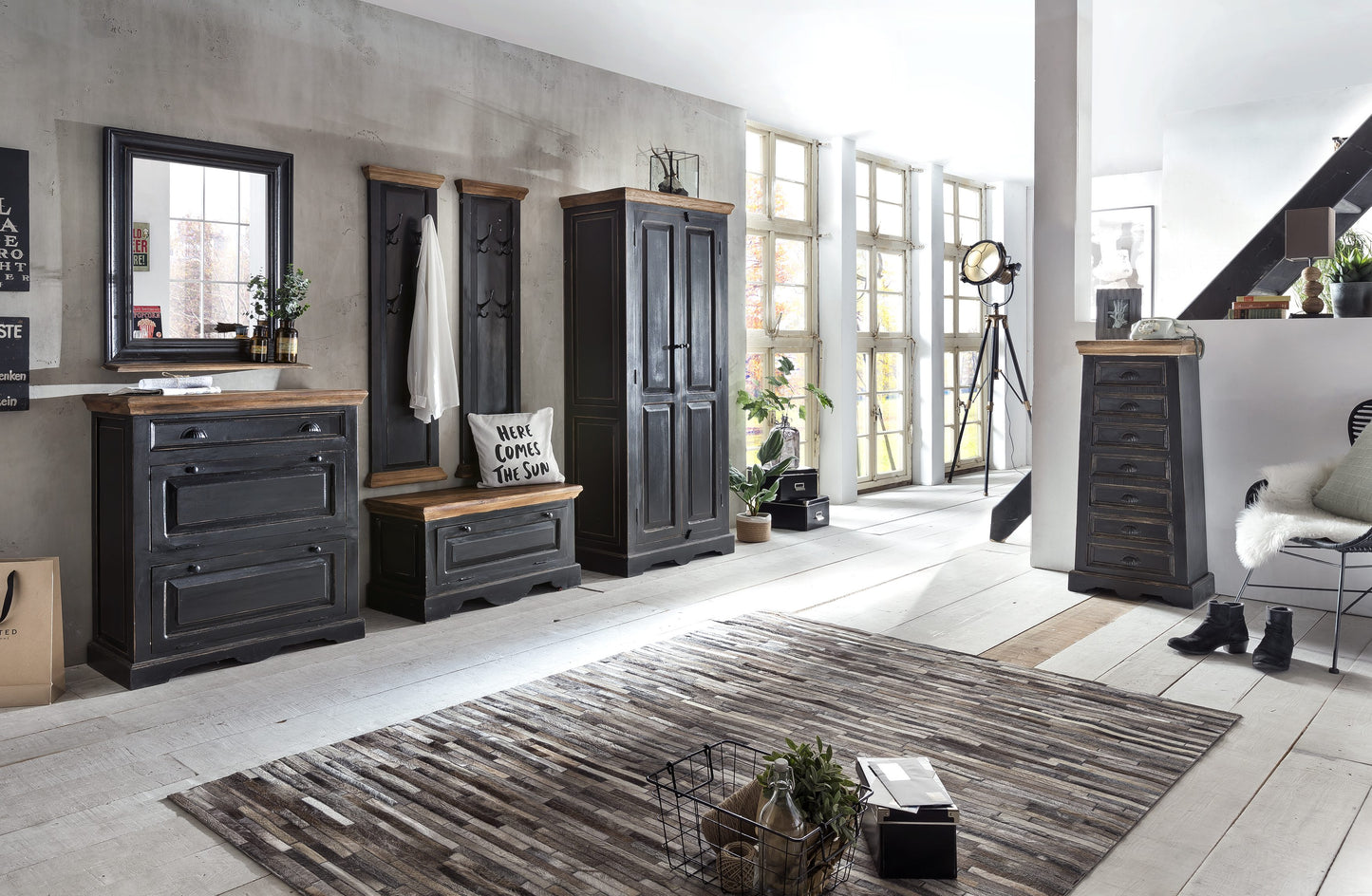 Schrank 2 Tueren 3 Einlegeboeden oben und mittig herausnehmbar 1 lose Kleiderstange Innenmasse 68x37x155 cm Fachmasse 69x39x385 cm