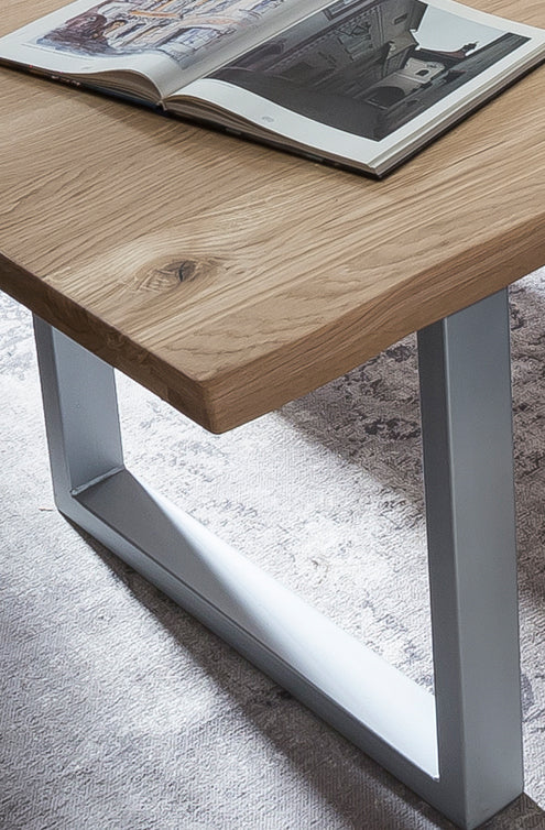 Tisch 160x90 cm Wildeiche silbernes Gestell mit Baumkante wie gewachsen Plattenstaerke 20 mm auf 40 mm aufgedoppelt Platte aus durchgehenden Lamellen Abstand zwischen den Beinen 113 cm Abstand Gestell zur Kante 155 cm Gestellbreite 8 cm