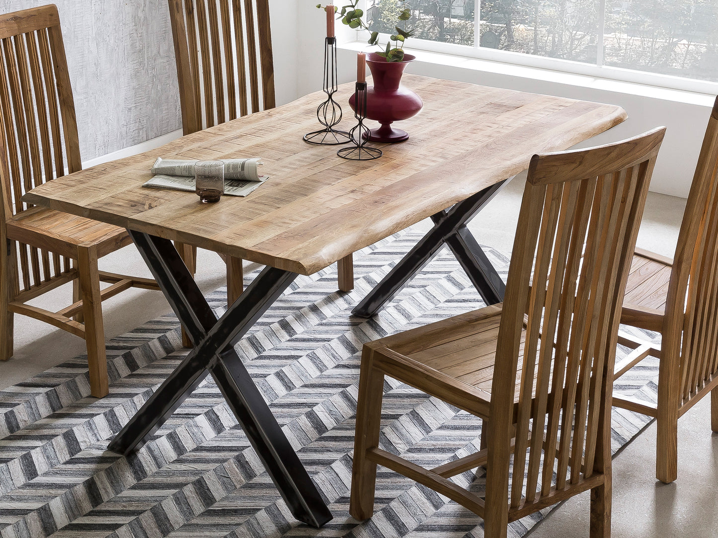 Tisch 160x85 cm Mango natur saegerau Gestell schwarz mit Baumkante wie gewachsen Plattenstaerke 26 mm Gestell 5x5 cm Abstand zwischen den Tischbeinen ca 108 cm