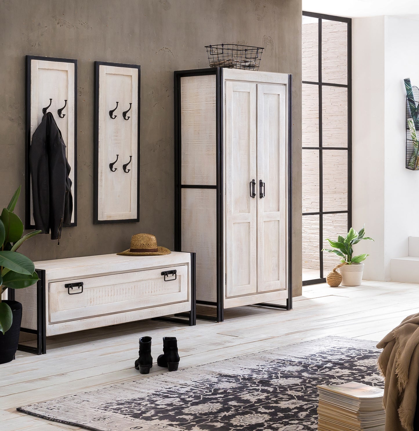 Garderobenschrank 2 Tueren 3 Boeden der unterste fest 1 lose Kleiderstange