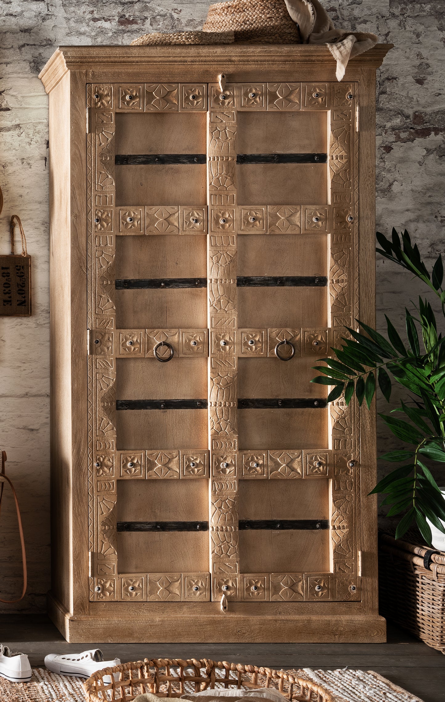 Schrank 2 Tueren innen 3 Boeden der unterste fest 1 Kleiderstange Innenmasse hinter Tueren 1 x 885x34x47 cm und 3 x 885x34x38 cm