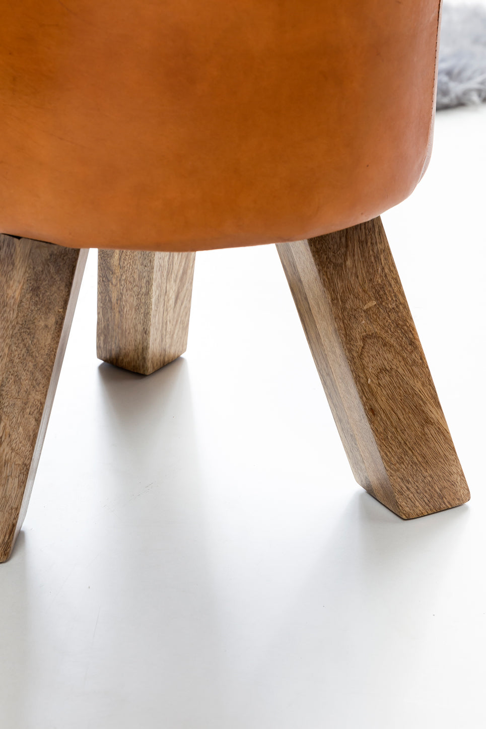 Design Sitzhocker WL5.102 Holz 37 mal 45 mal 37 cm Modern Fusshocker Rund Turnbock Lederhocker Holzbeine Kleiner Hocker Massivholz mit Leder Gepolstert Holzhocker mit Echtleder Braun