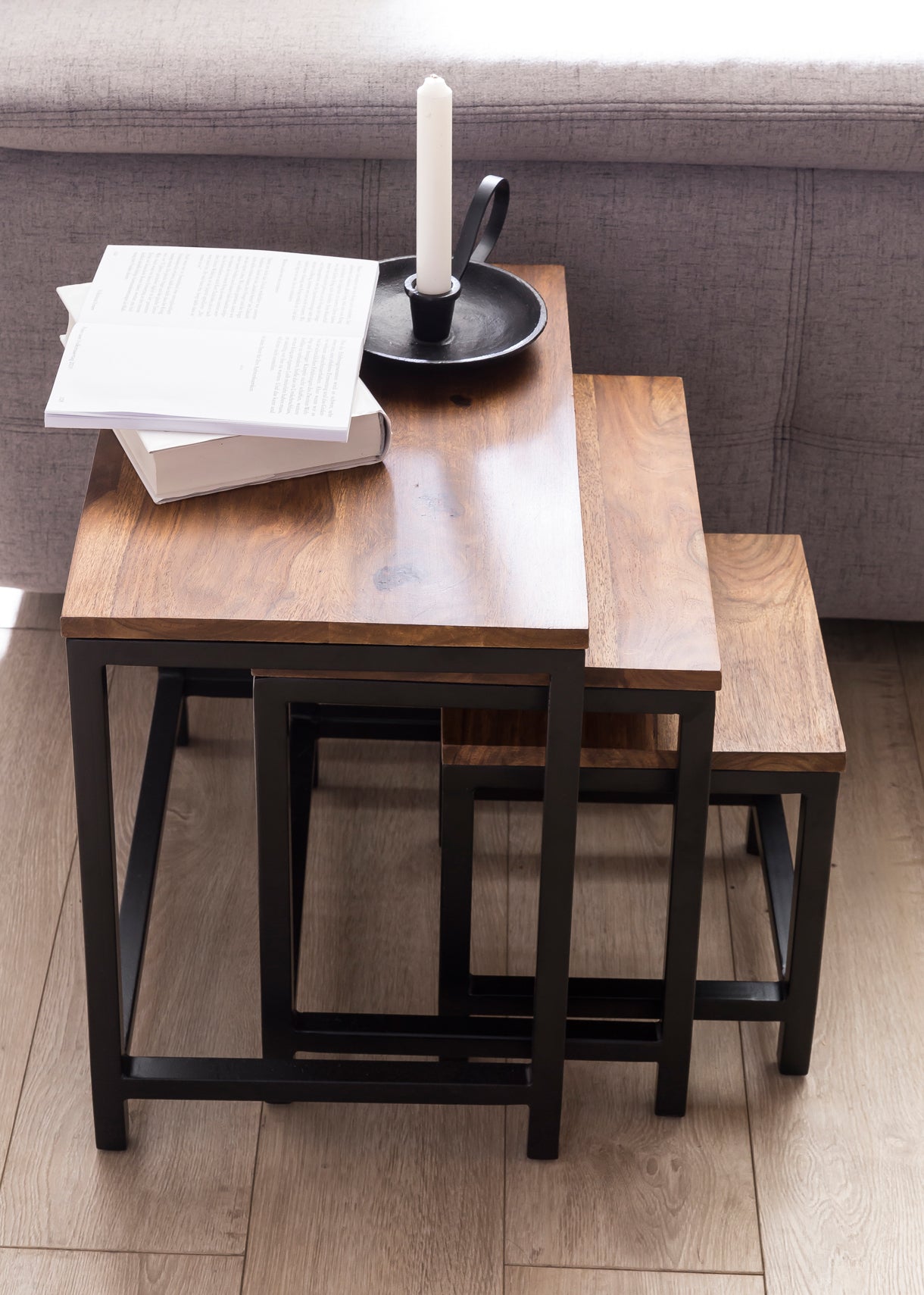 3er Set Design Beistelltisch AKOLA Sheesham Satztisch Metallbeine Tischset 3 teilig Materialmi mal Couchtisch aus Massivholz