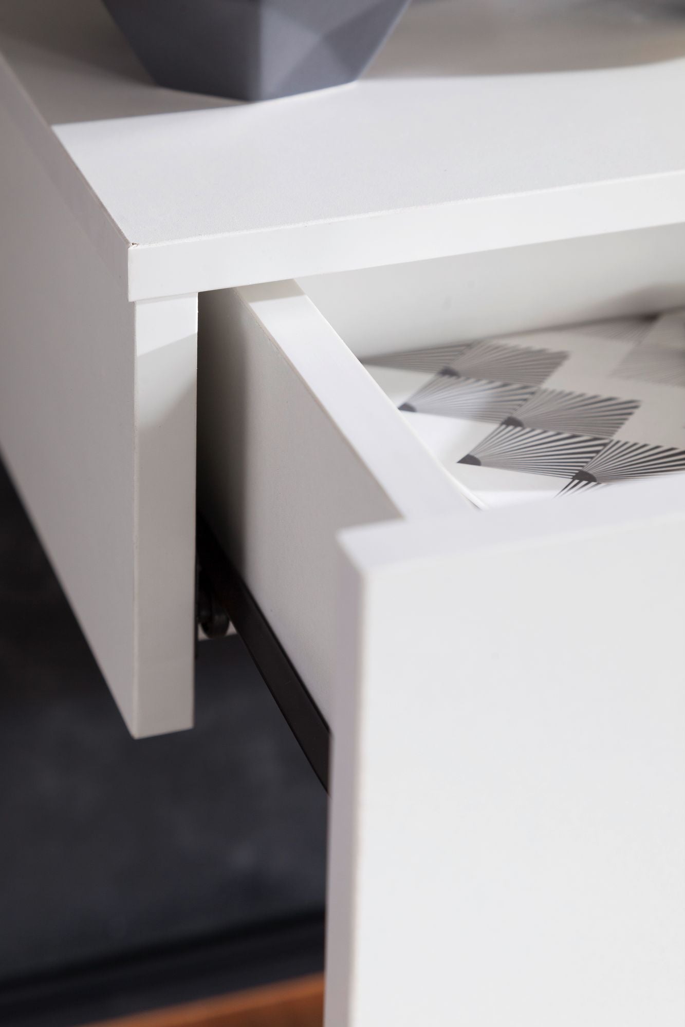 Nachtkonsole ZADAR fuer Wandmontage 46 mal 15 mal 30cm Weiss Nachttisch Holz Wandregal mit Schublade Nachtschrank Wandboard fuer Bo mal springbett schwebend Wandkonsole Nachtkaestchen haengend