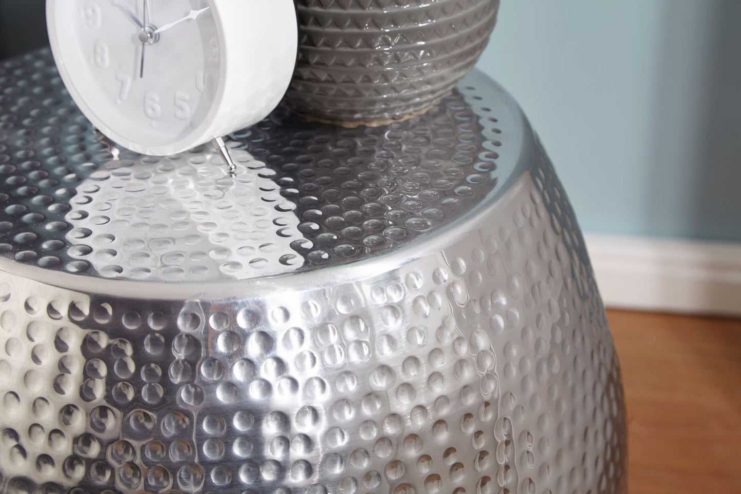 Beistelltisch 42 mal 42 mal 42 cm Aluminium Silber Dekotisch Orientalisch Rund Designer Ablagetisch Metall Modern Anstelltisch Schmal Kleiner Hammerschlag Abstelltisch