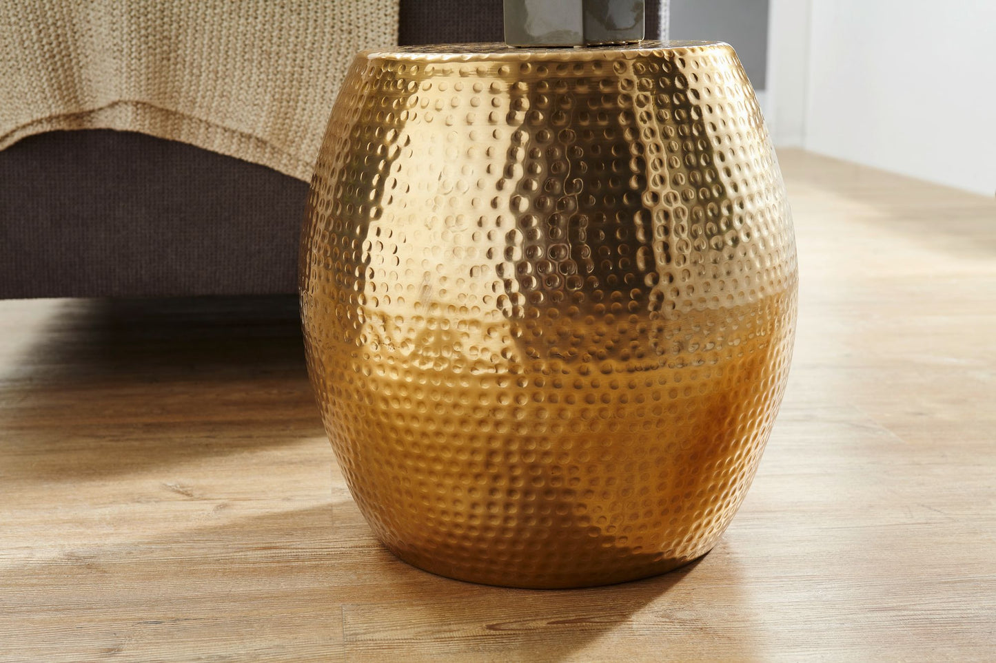 Beistelltisch 42 mal 42 mal 42 cm Aluminium Gold Dekotisch Orientalisch Rund Designer Ablagetisch Metall Modern Anstelltisch Schmal Kleiner Hammerschlag Abstelltisch