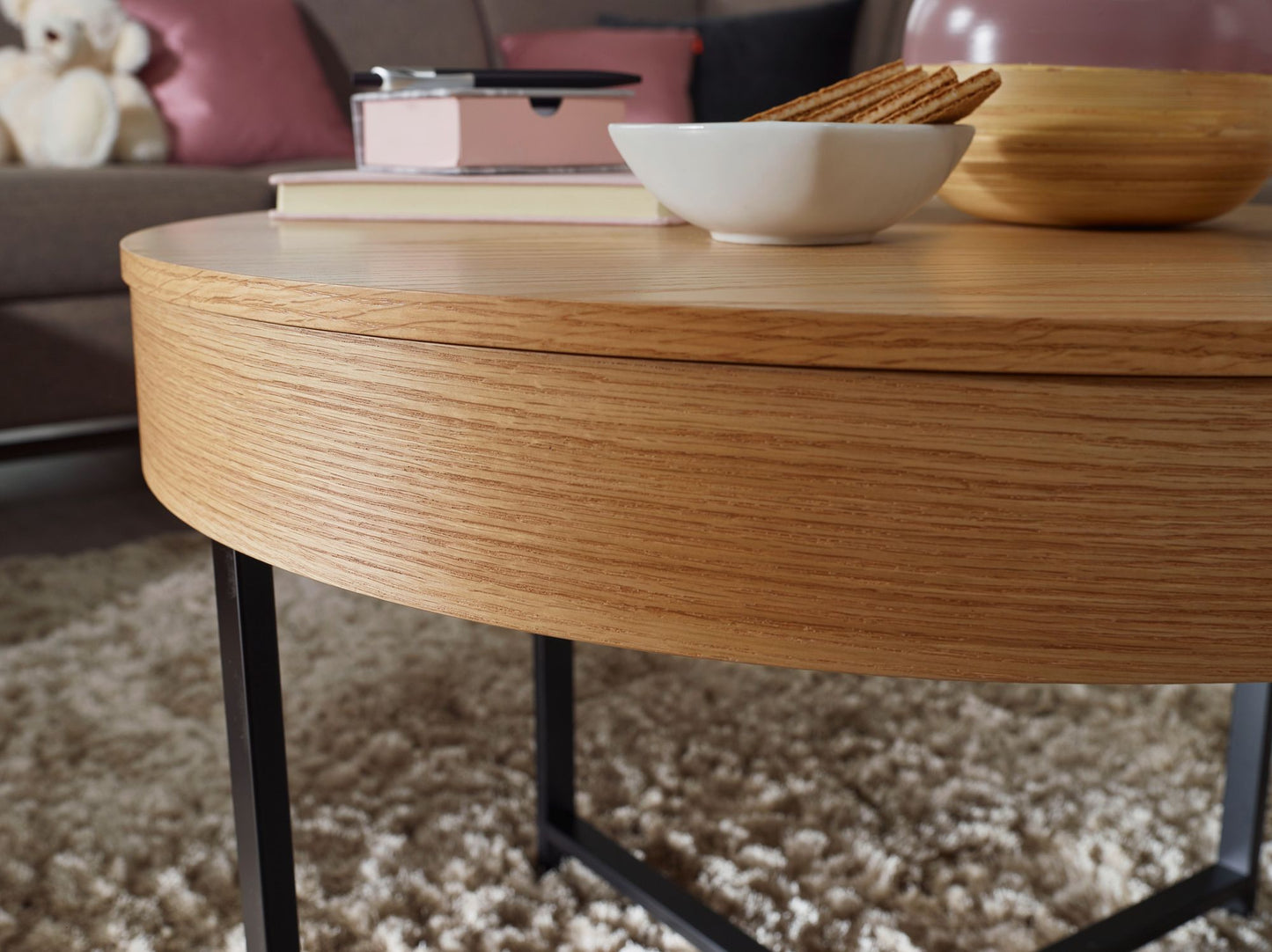 Design Couchtisch Rund Ø 69 cm mit Eichen Optik Tisch mit Stauraum Lounge Wohnzimmertisch mit Metallbeine MDF Beistelltisch