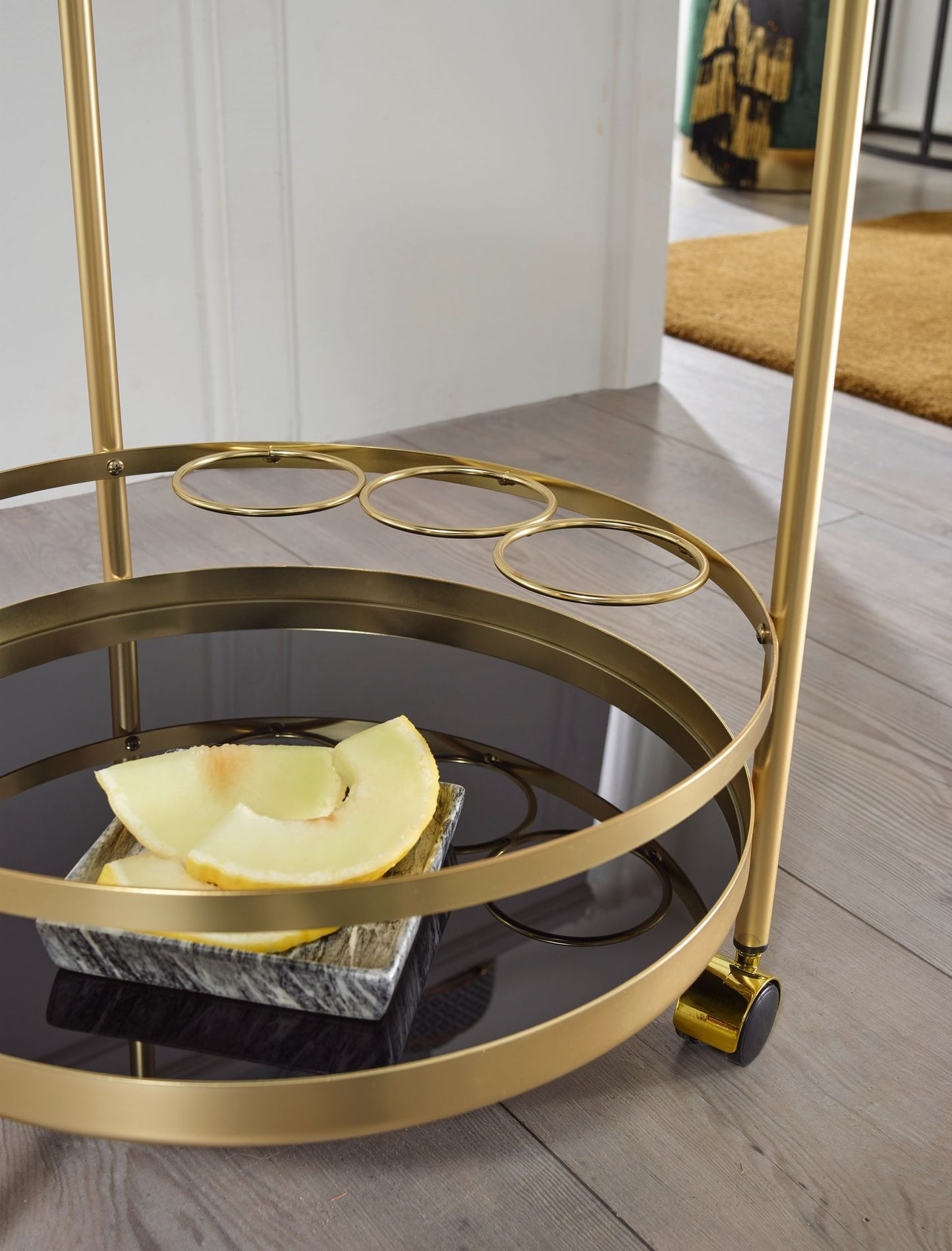 Design Servierwagen Gold Rund Ø 45cm 2 Ebenen Beistelltisch auf Rollen mit Glasplatte Schwarz Speisewagen Kuechenwagen Teewagen