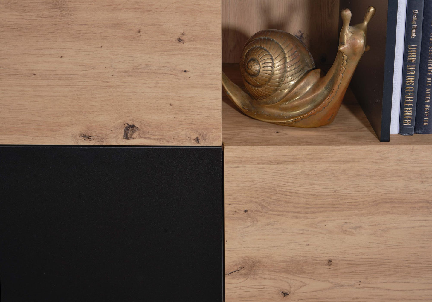 Highboard 110 mal 129 mal 40 cm MDF Sideboard in Eiche Dekor Schwarz Kommode mit 3 Tueren Kommodenschrank mit Regal Flurschrank Modern Standschrank Anrichte mit Metallbeine