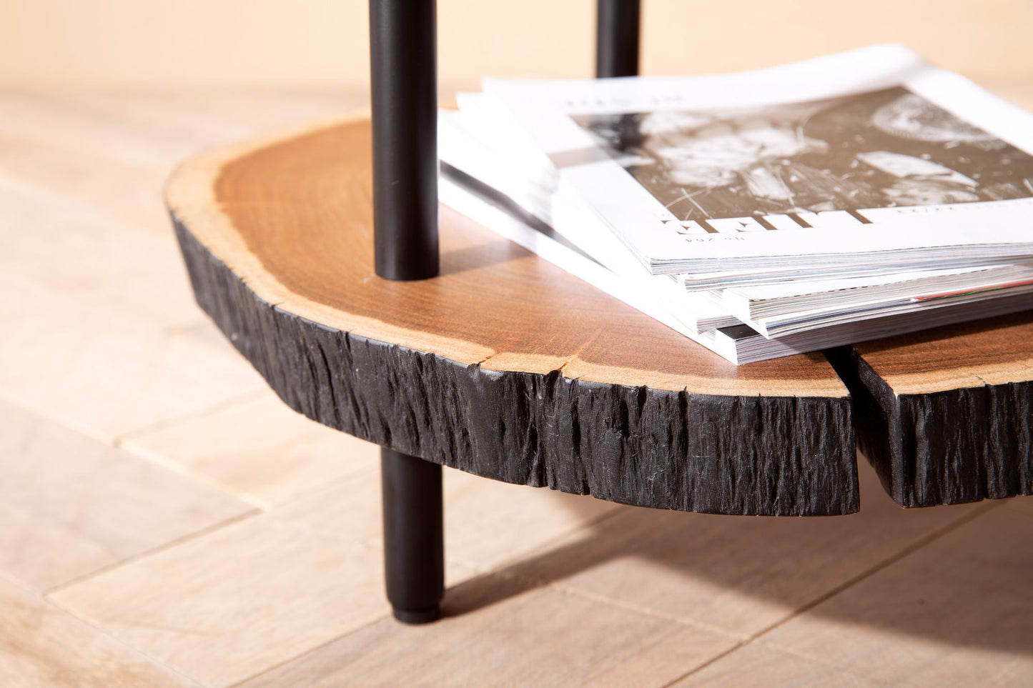 Beistelltisch Akazie Vollholz Metall 45 mal 45 mal 50 cm mit Baumkante Kleiner Sofatisch Organisch Wohnzimmertisch Couchtisch Modern Baumscheibe Anstelltisch Hoch mit Stauraum