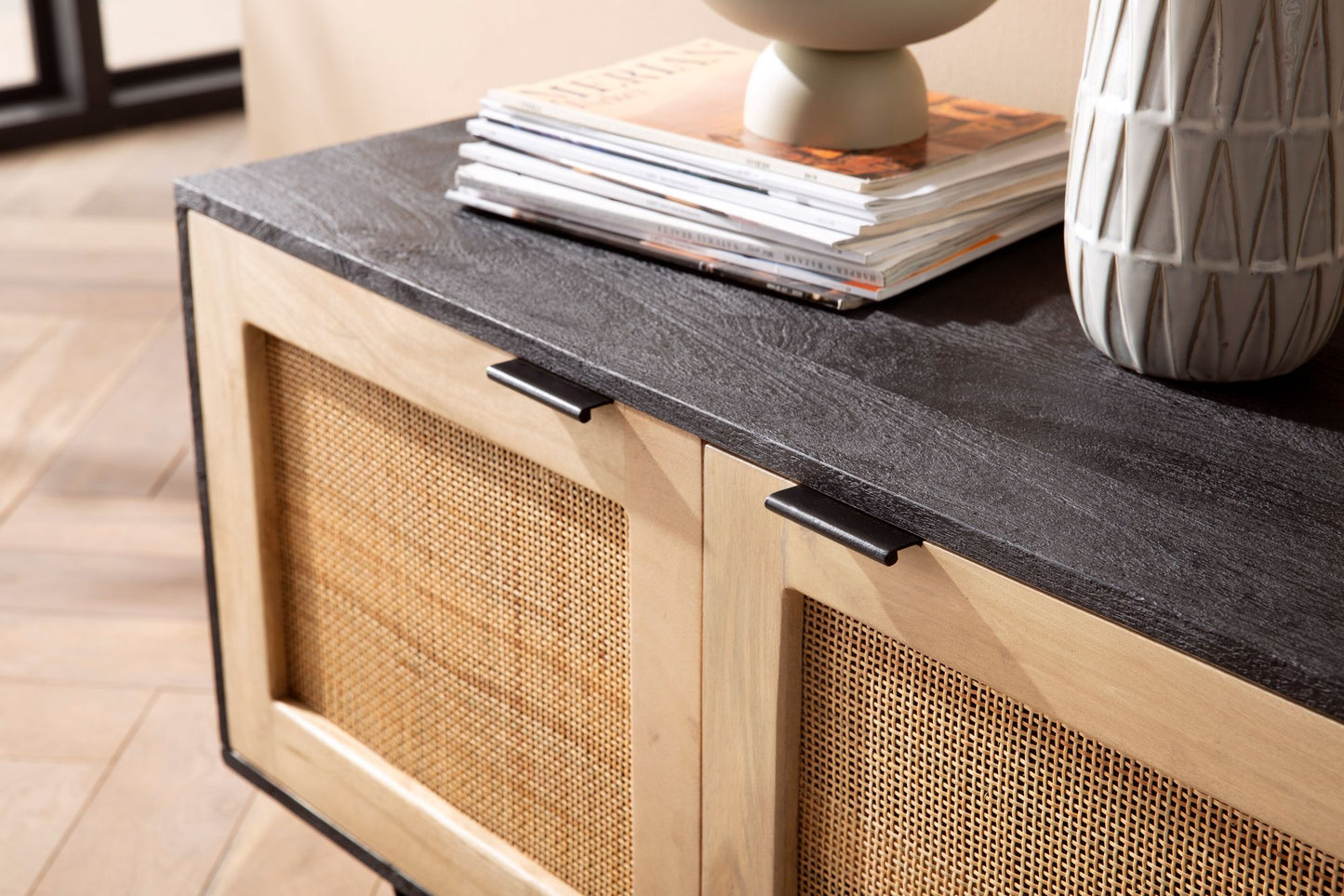 Sideboard 145 mal 55 mal 40 cm Mango Massivholz Rattan Kommode mit 3 Tueren Niedriger Kommodenschrank Schwarz Braun Standschrank Wohnzimmer Anrichte Rohrgeflecht