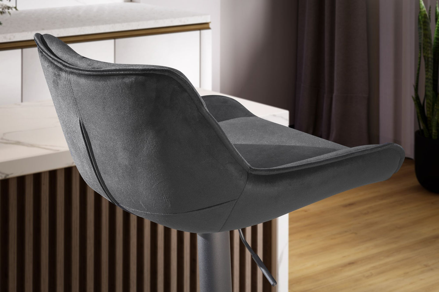 Barhocker Samt Schwarz Hocker mit Lehne 86 106 cm Kuechenhocker Hoehenverstellbar Modern 100 kg Design Barstuhl Tresenhocker mit Metall Trompetenfuss Bistrohocker Gepolstert