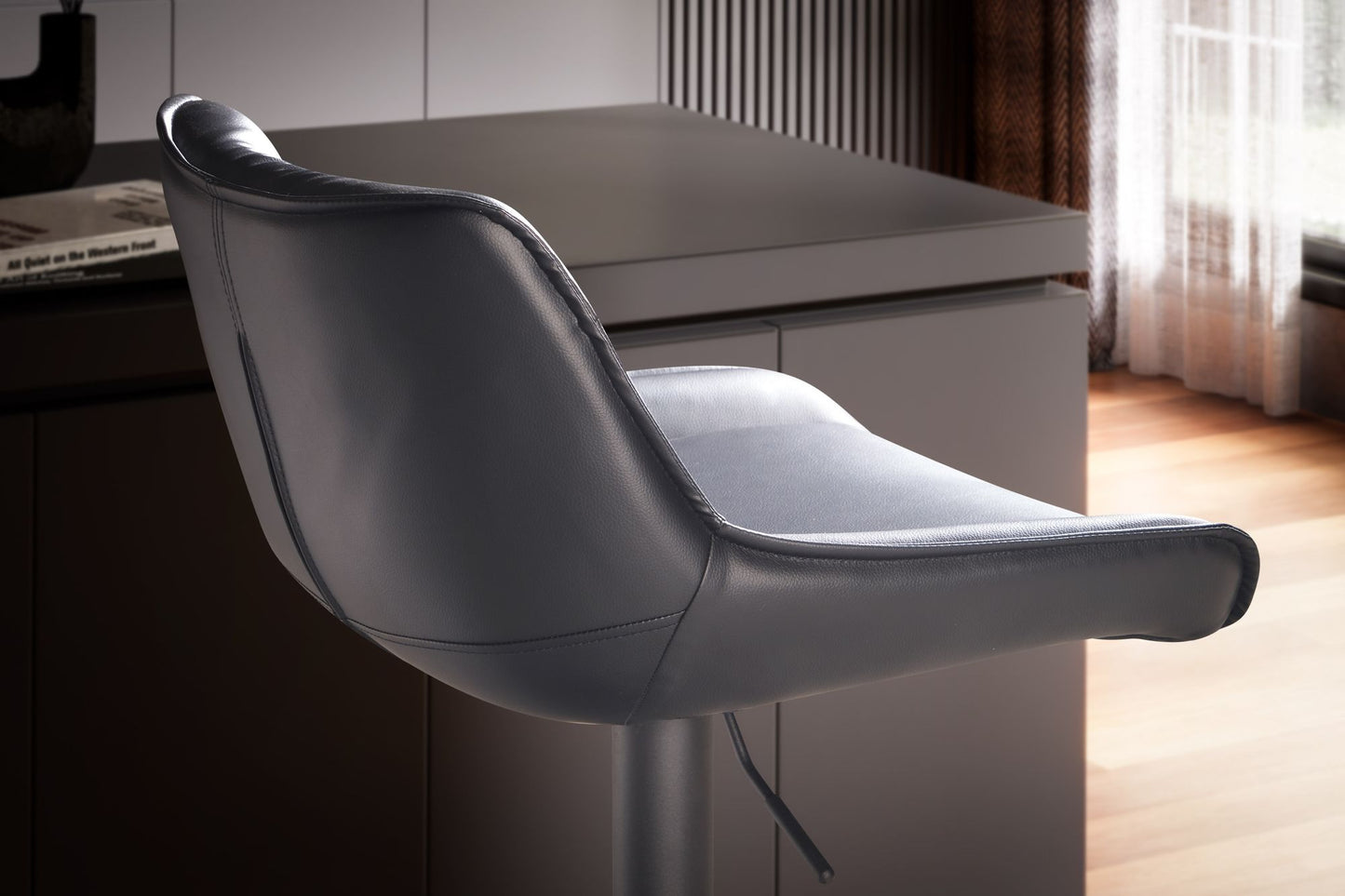 Barhocker Kunstleder Schwarz Hocker mit Lehne 86 106 cm Kuechenhocker Hoehenverstellbar Modern 100 kg Design Barstuhl Tresenhocker mit Metall Trompetenfuss Bistrohocker Gepolstert