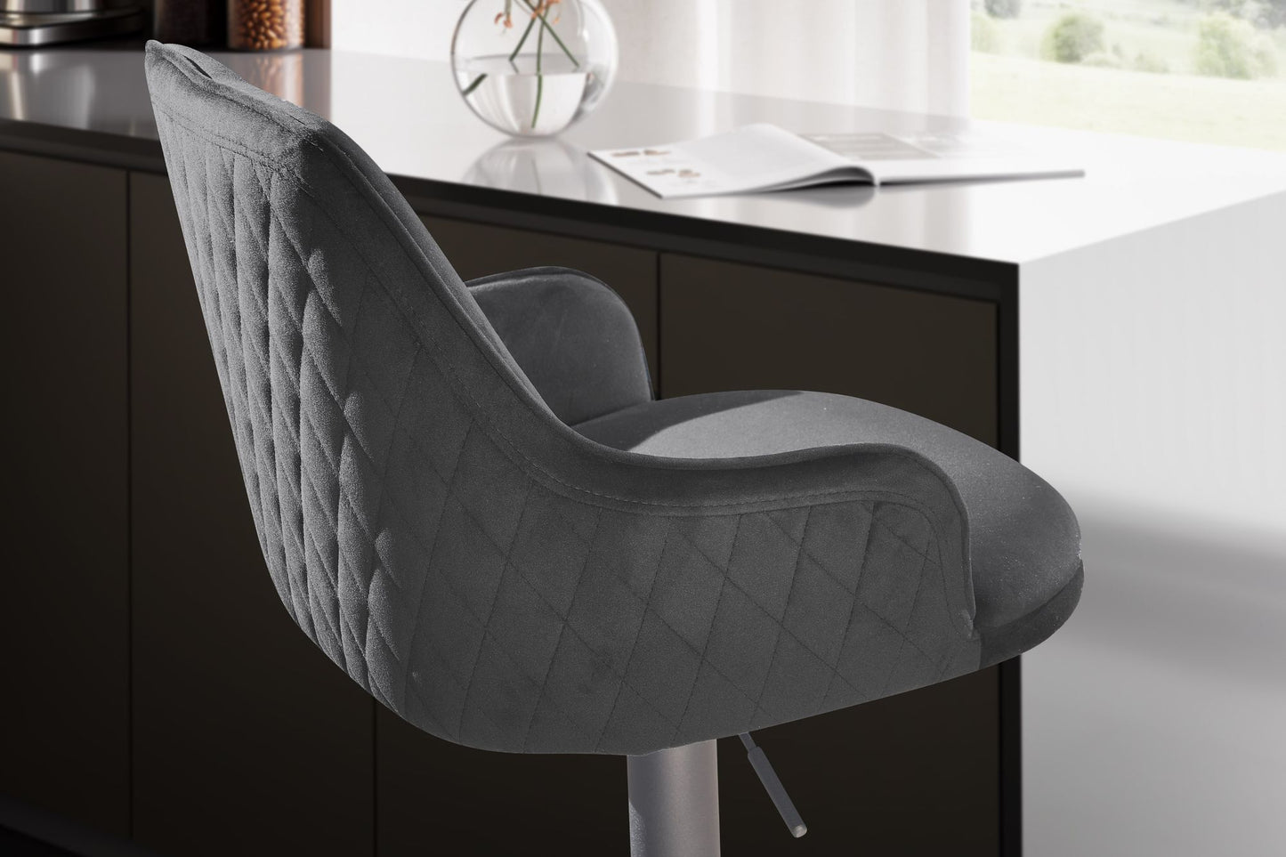 Barhocker Samt Schwarz Hocker mit Lehne 86 106 cm Kuechenhocker Hoehenverstellbar Modern 100 kg Barstuhl Tresenhocker mit Metall Trompetenfuss Bistrohocker Gepolstert mit Armlehne
