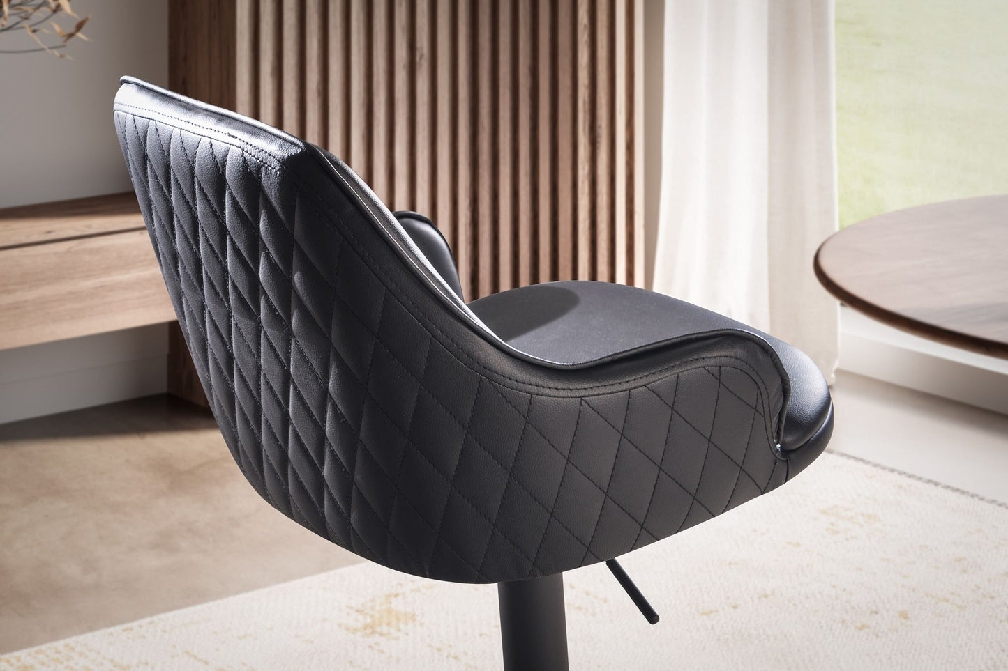 Barhocker Kunstleder Schwarz Hocker mit Lehne 86 106 cm Kuechenhocker Hoehenverstellbar Modern 100 kg Barstuhl Tresenhocker mit Metall Trompetenfuss Bistrohocker Gepolstert mit Armlehne