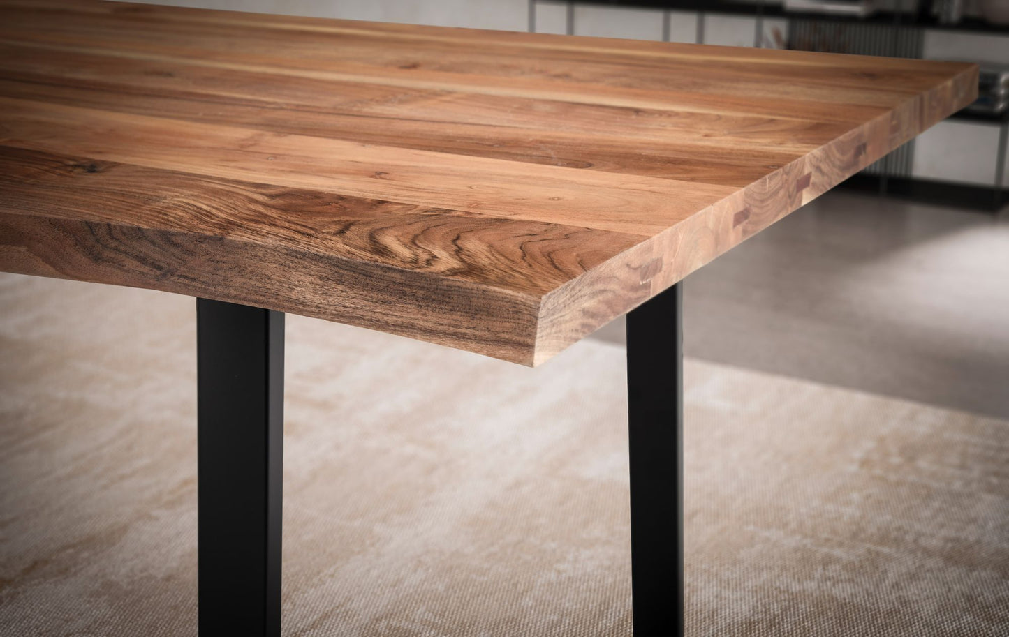 Esszimmertisch 140 mal 80 mal 76 cm Akazie Massivholz Metall Esstisch Baumkante Kuechentisch Massiv mit Trapezbeinen in Schwarz Holztisch Speisetisch Esszimmer Rechteckig