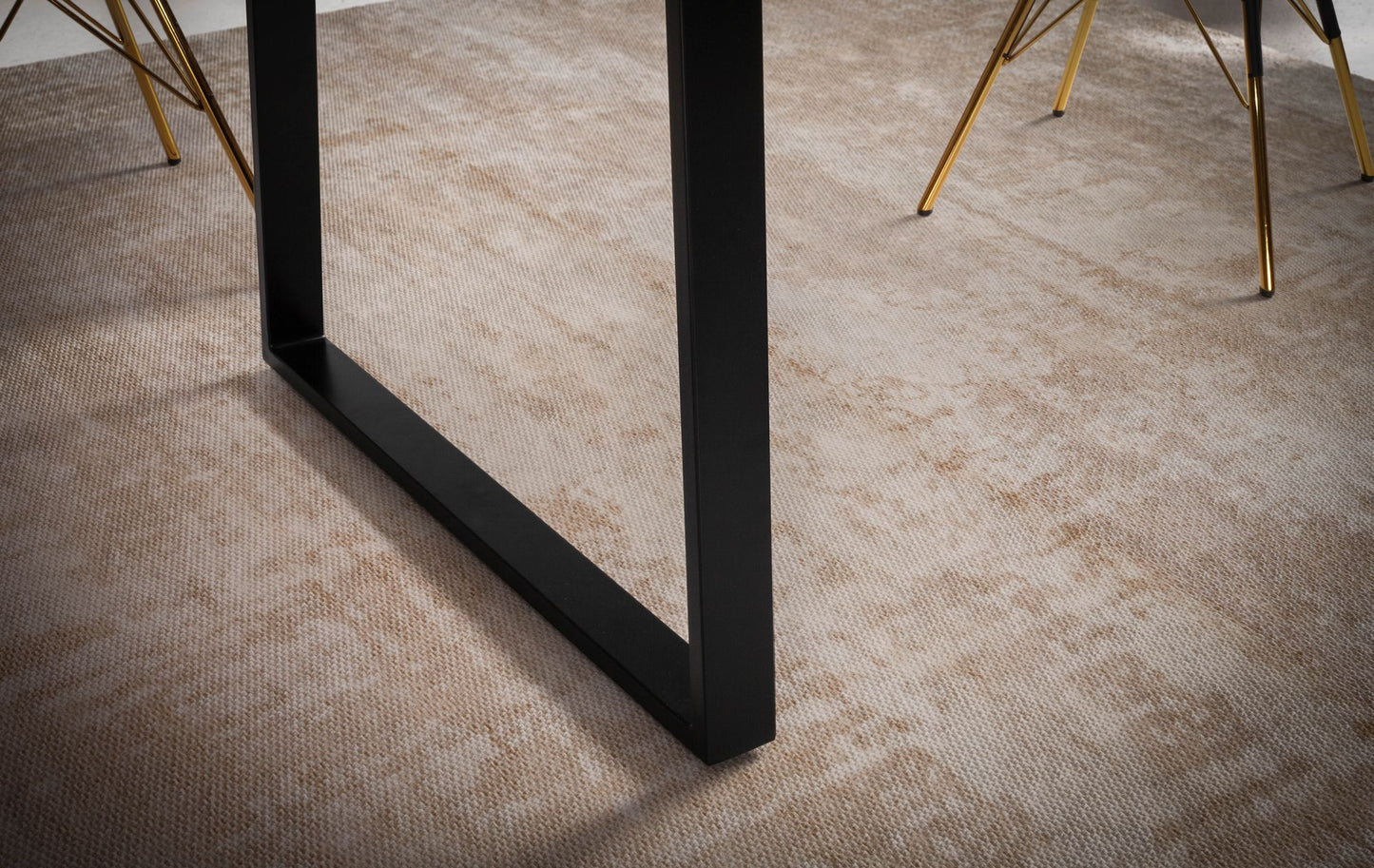 Esszimmertisch 140 mal 80 mal 76 cm Akazie Massivholz Metall Esstisch Baumkante Kuechentisch Massiv mit Trapezbeinen in Schwarz Holztisch Speisetisch Esszimmer Rechteckig