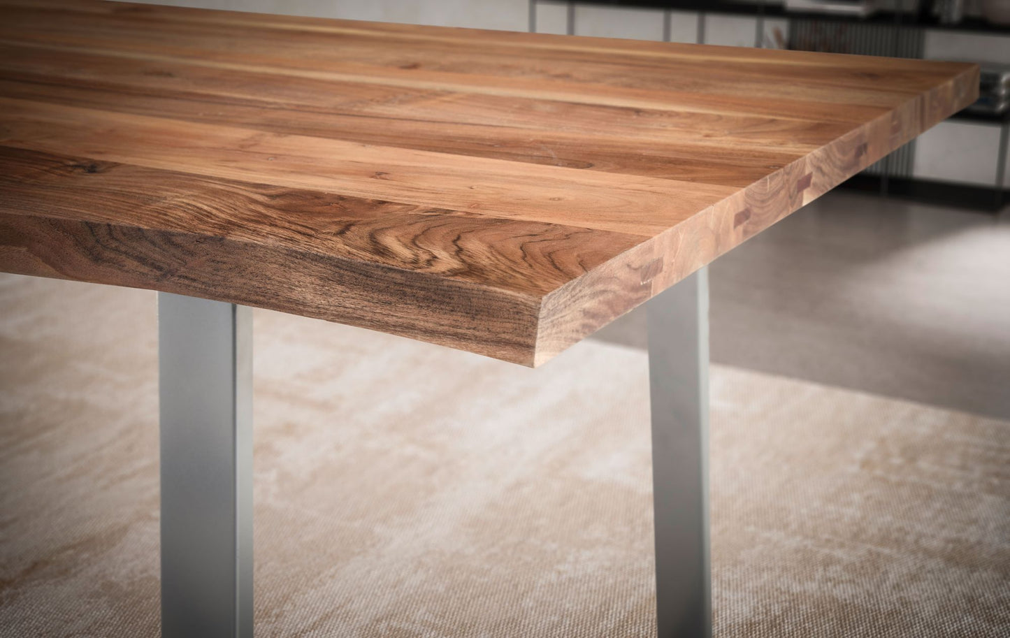 Esszimmertisch 140 mal 80 mal 76 cm Akazie Massivholz Metall Esstisch Baumkante Kuechentisch Massiv mit Trapezbeinen in Chrom Holztisch Speisetisch Esszimmer Rechteckig