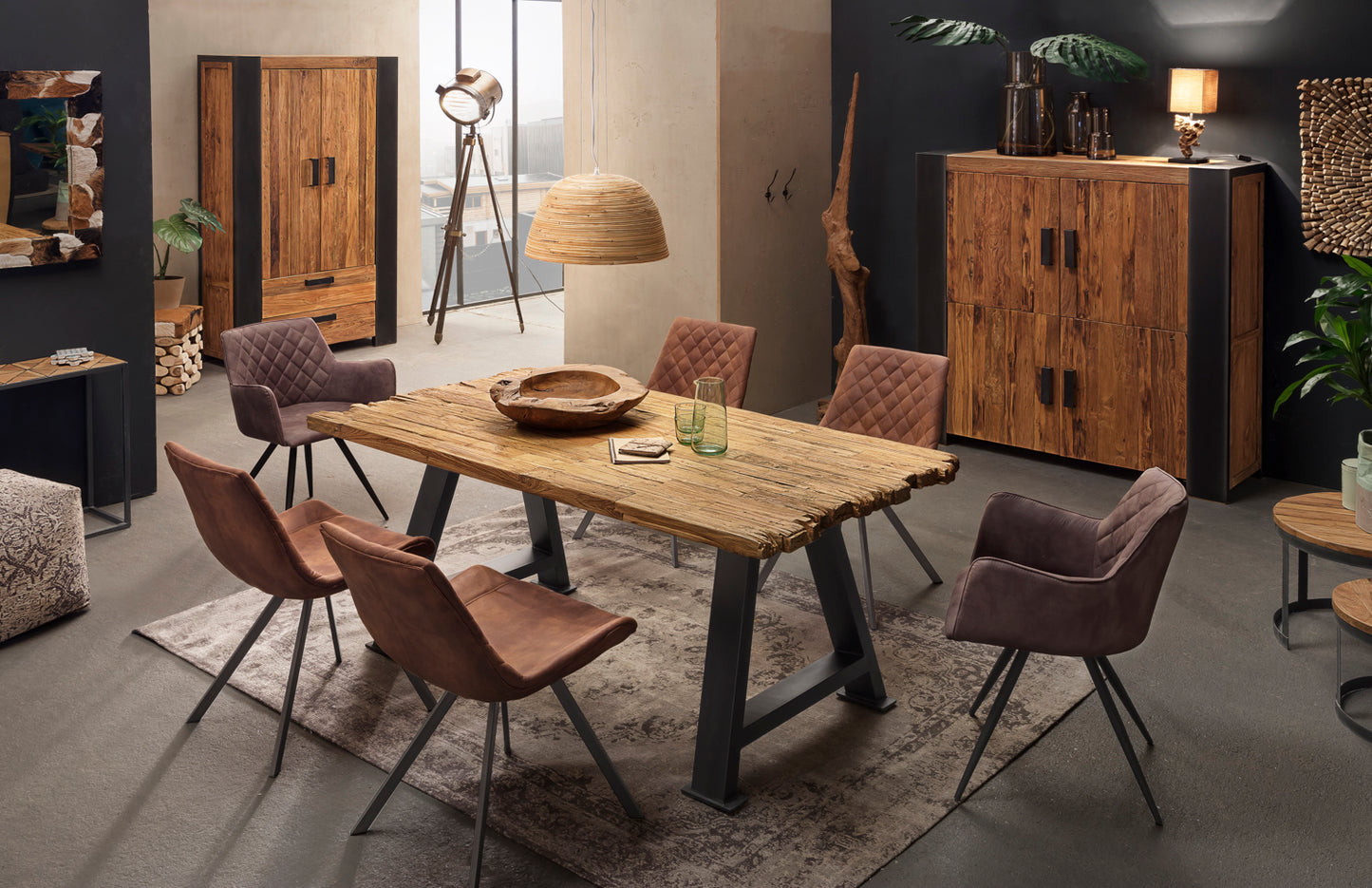 Tisch 200x100 cm Platte Teak mit Bruchkante schwarzes A-Gestell Plattenstaerke auf 50 mm aufgedoppelt Abstand zwischen Beinen 130 cm ueberstand 19cm