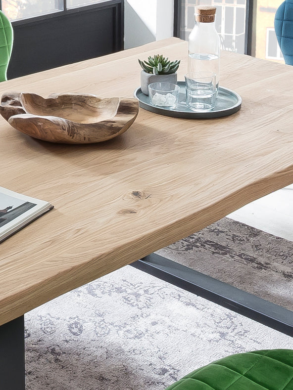 Tisch 140x80 cm Wildeiche schwarzes Gestell mit Baumkante wie gewachsen Plattenstaerke 20 mm auf 40 mm aufgedoppelt Platte aus durchgehenden Lamellen Abstand zwischen den Beinen 100 cm Abstand Gestell zur Kante 12 cm Gestellbreite 8 cm