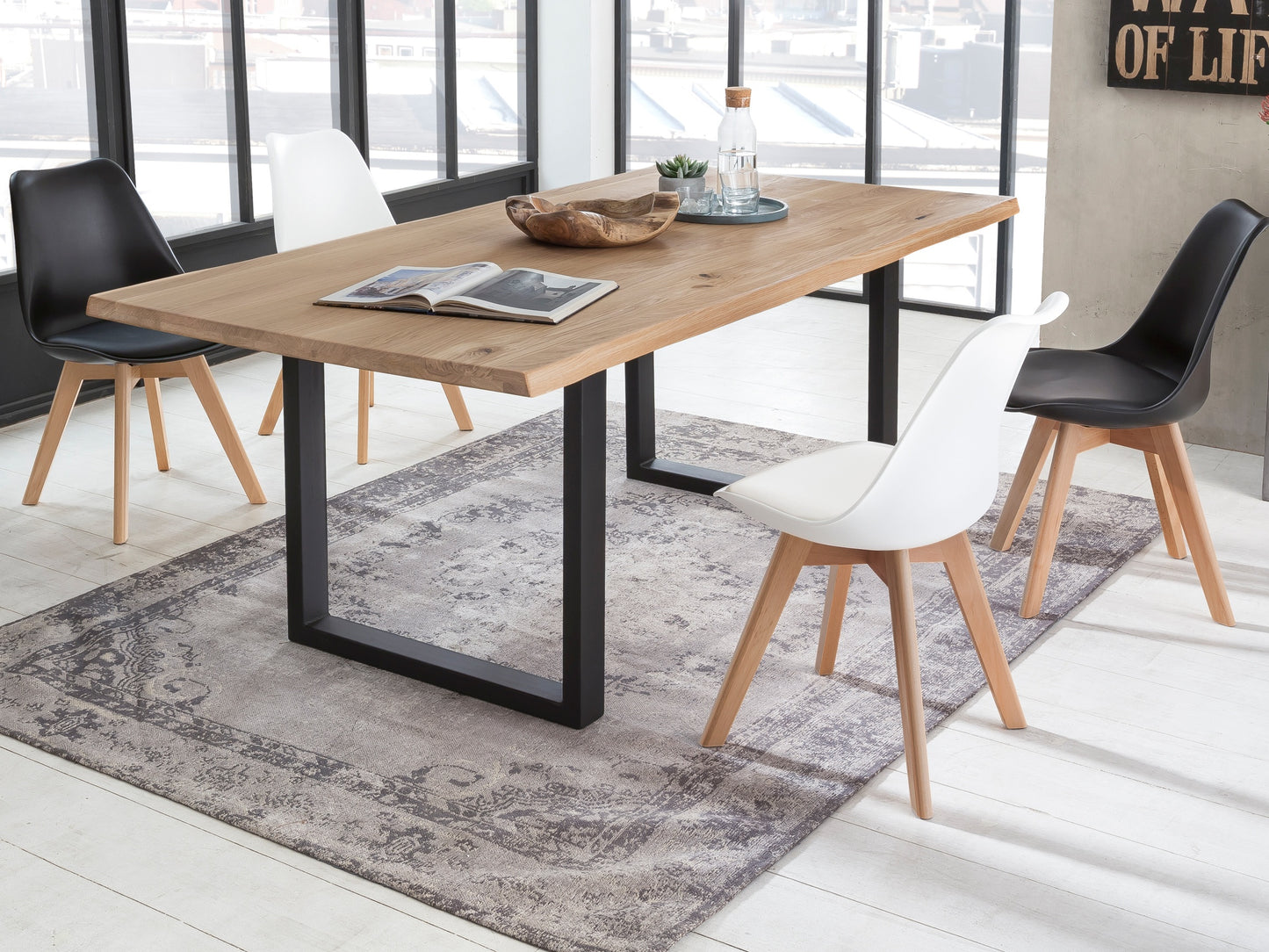 Tisch 140x80 cm Wildeiche schwarzes Gestell mit Baumkante wie gewachsen Plattenstaerke 20 mm auf 40 mm aufgedoppelt Platte aus durchgehenden Lamellen Abstand zwischen den Beinen 100 cm Abstand Gestell zur Kante 12 cm Gestellbreite 8 cm