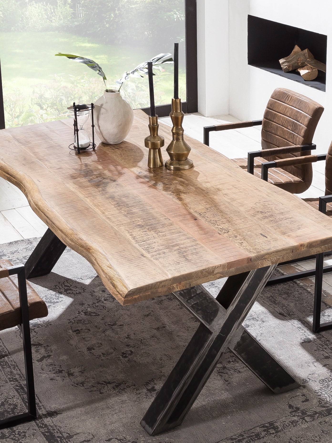 Tisch 180x90 cm Platte Mango mit Baumkante X-Gestell im Used-Look Plattenstaerke aufgedoppelt auf 56 mm Abstand zwischen den Beinen  110 cm Rohr 10 x 10 cm Wandstaerke 14 mm untere Hoehe der Kreuzung 28 cm obere Hoehe 45 cm