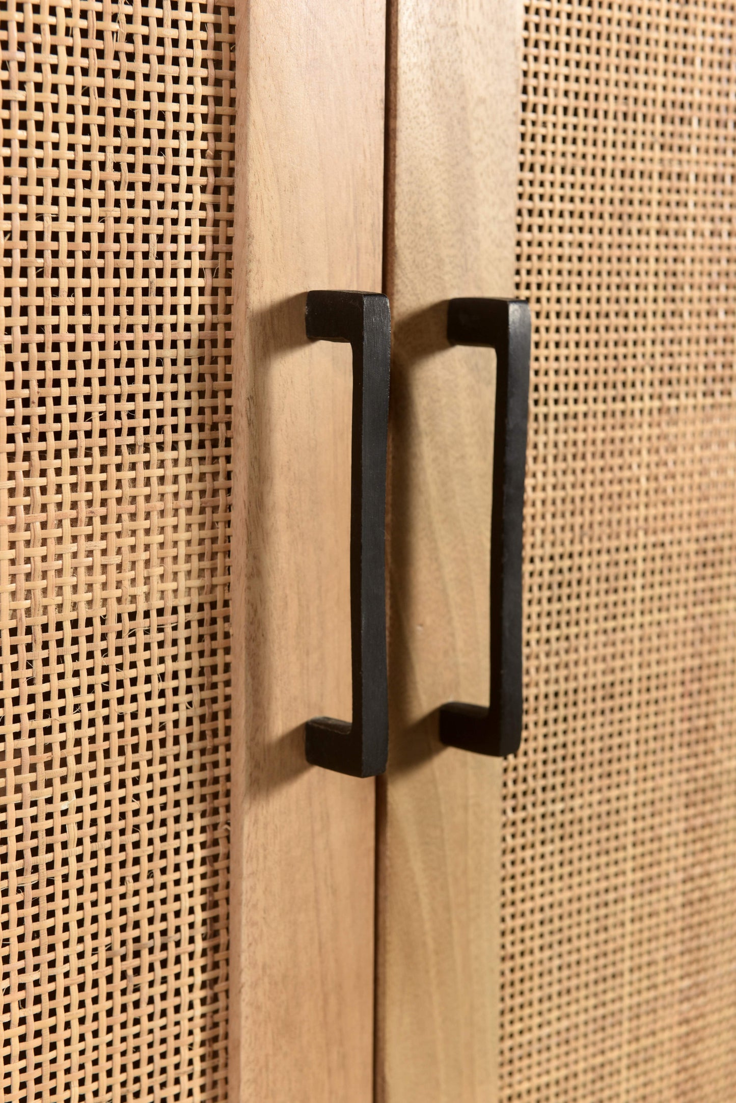 Garderobenschrank 2 Tueren innen 3 Boeden 2 davon herausnehmbar 1 herausnehmbare Kleiderstange