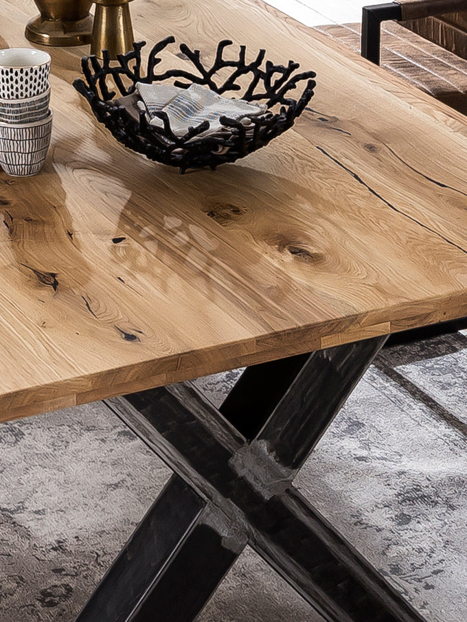 Tisch 200x100 cm Platte Wildeiche X-Gestell im Used-Look Plattenstaerke 20 mm auf 40 mm aufgedoppelt Abstand zwischen den Beinen  130 cm Rohr 10 x 10 cm Wandstaerke 14 mm untere Hoehe der Kreuzung 28 cm obere Hoehe 45 cm