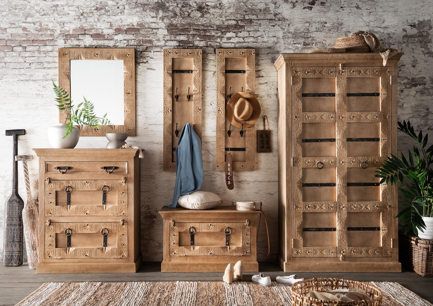 Schrank 2 Tueren innen 3 Boeden der unterste fest 1 Kleiderstange Innenmasse hinter Tueren  1 x 885x34x47 cm und 3 x 885x34x38 cm
