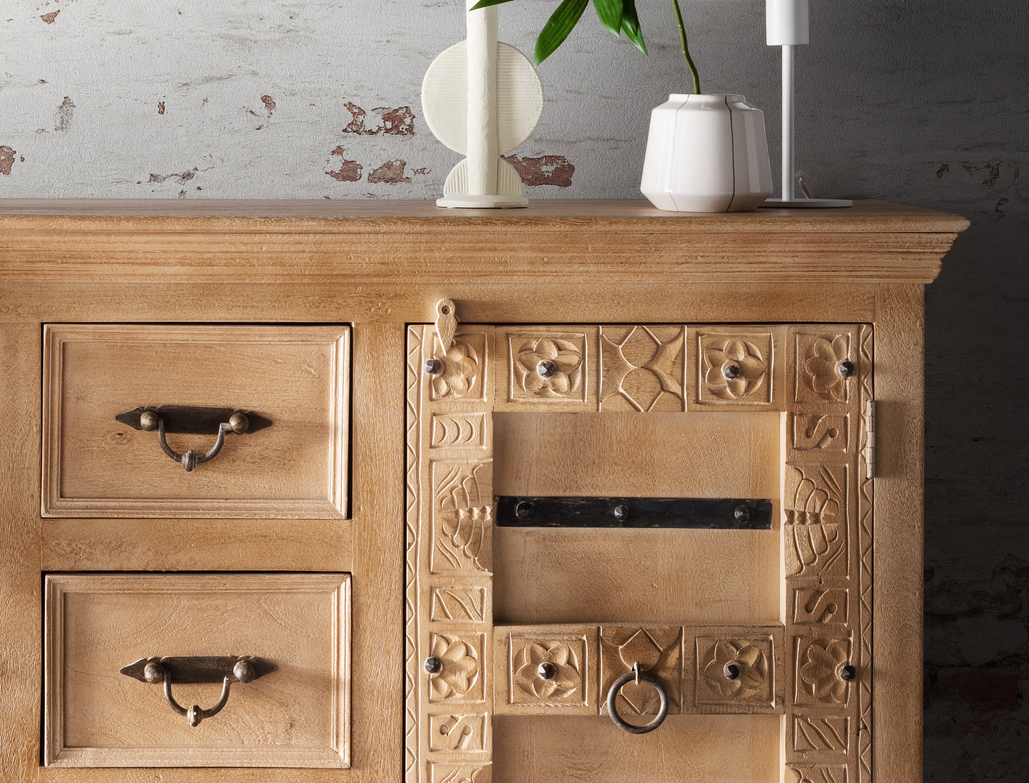 Sideboard 2 Tueren 3 Schubladen je 1 fester Boden hinter den Tueren Fachmasse 44x34x33 cm Schubladeninnenmass 275x31x175 cm Schubladenschienen aus Holz
