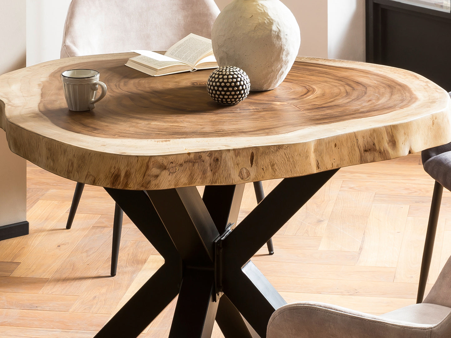 Tisch 100x100 cm Platte oval Gestell sternfoermig schwarz Bestehend aus Platte 07997-14 + Gestell 07109-11 Ø Tischplatte ca  100 cm Plattenstaerke 80 mm Holz klar lackiert