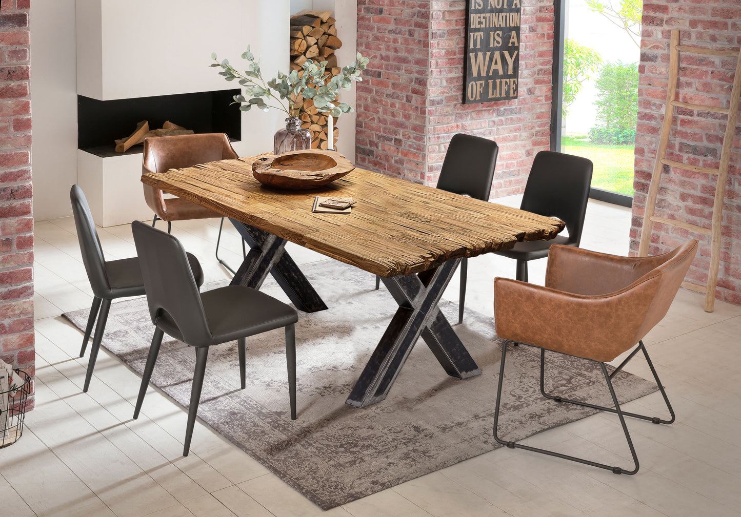 Tisch 240x100 cm Platte recyceltes Teak Gestell used look klar lackiert Plattenstaerke aufgedoppelt auf 50 mm Abstand zwischen den Beinen  170 cm Rohr 10 x 10 cm Wandstaerke 14 mm untere Hoehe der Kreuzung 28 cm obere Hoehe 45 cm