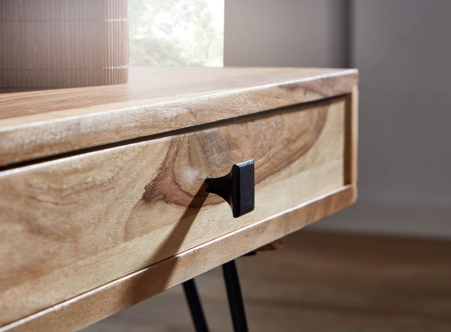 Couchtisch BAGLI Massiv Holz Akazie 110 cm breit Wohnzimmer Tisch Design Metallbeine Landhaus Stil Beistelltisch