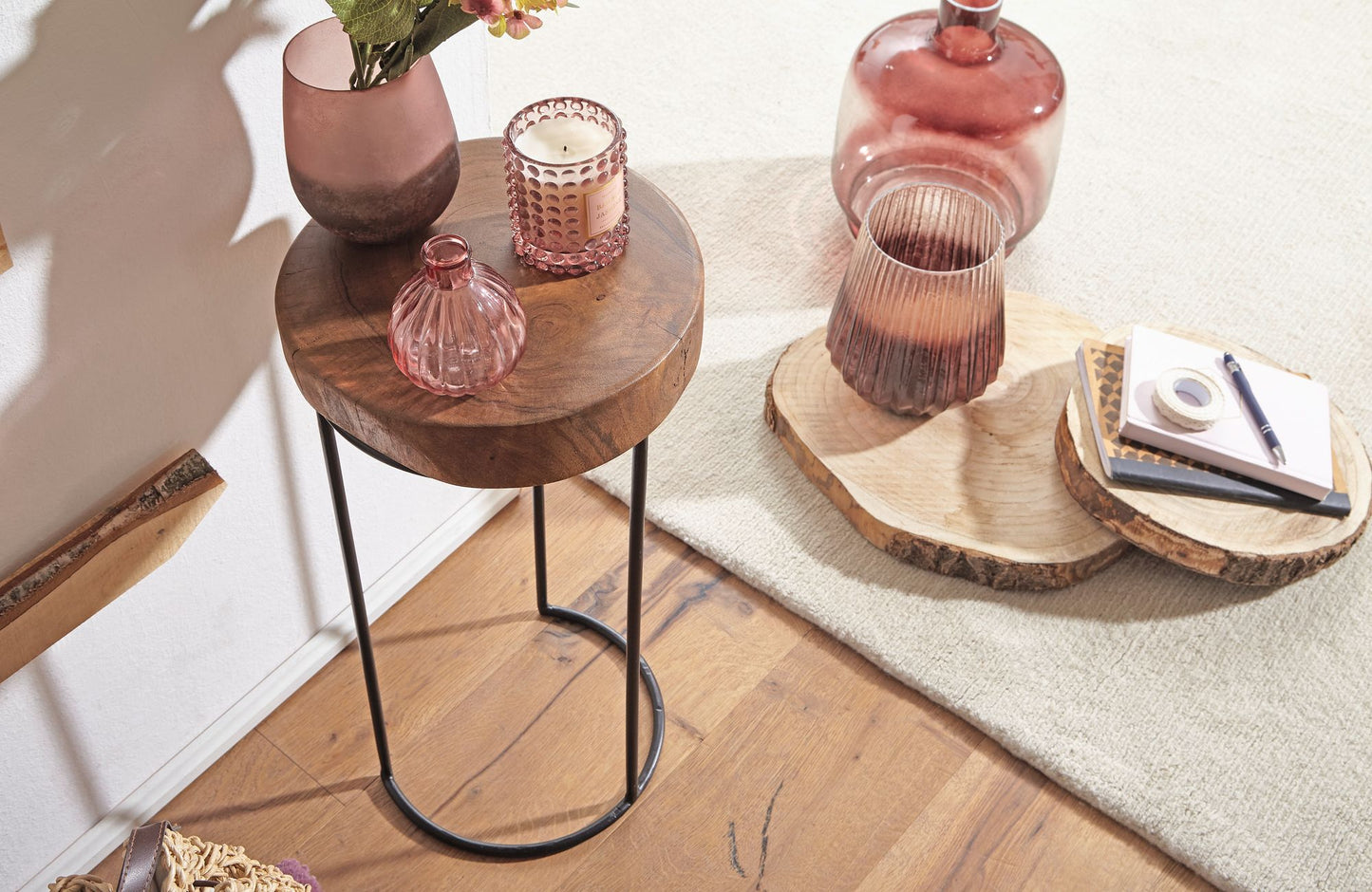 Beistelltisch AKOLA Massiv Holz Sheesham Wohnzimmer Tisch Metallbeine Landhaus Stil Baumstamm Form Echt Holz Natur