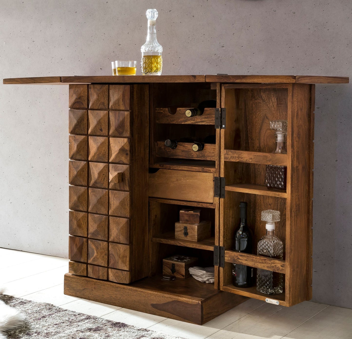 Hausbar LUCCA Sheesham Massivholz 65 mal 91 mal 50 cm Weinbar ausklappbar Kleine Bar modern Barschrank mit Tueren Spirituosenschrank mit Aufbewahrung fuer Flaschen und Glaeser