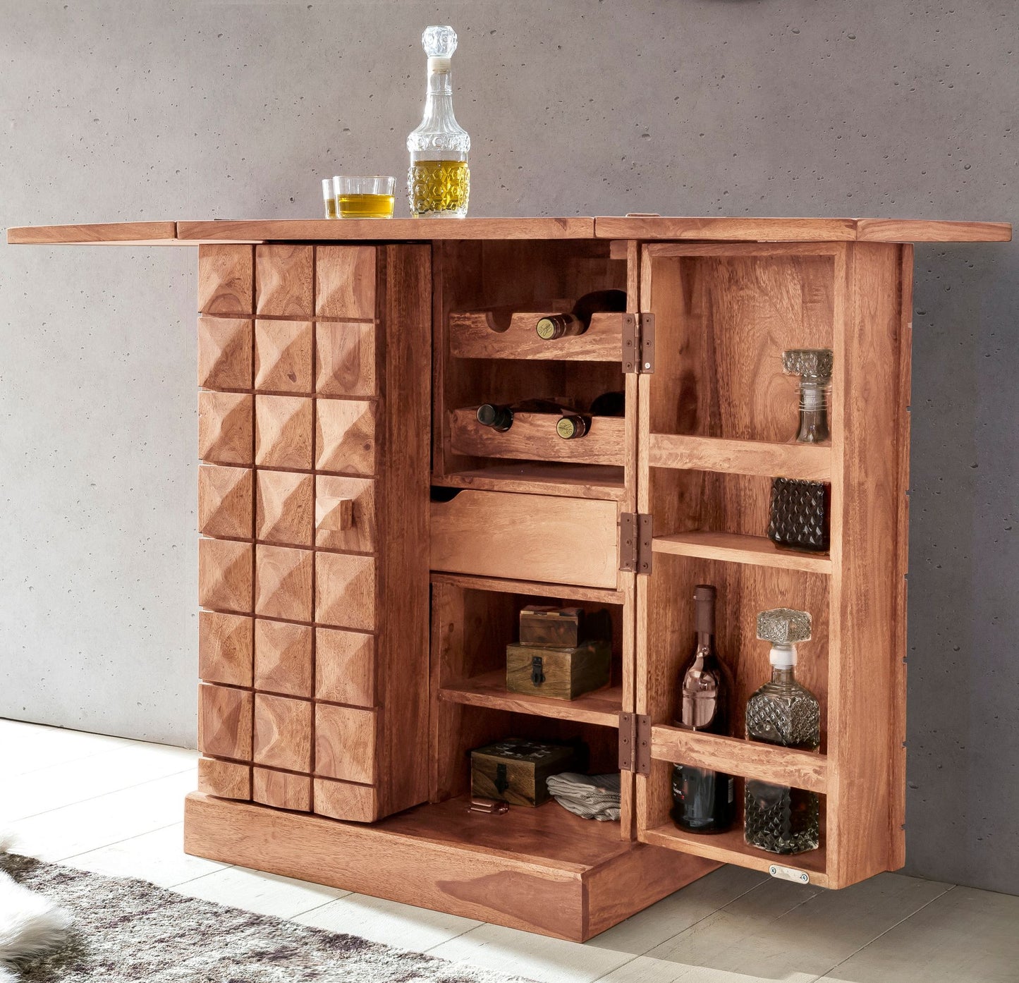 Hausbar LUCCA Akazie Massivholz 65 mal 91 mal 50 cm Weinbar ausklappbar Kleine Bar modern Barschrank mit Tueren Spirituosenschrank mit Aufbewahrung fuer Flaschen und Glaeser