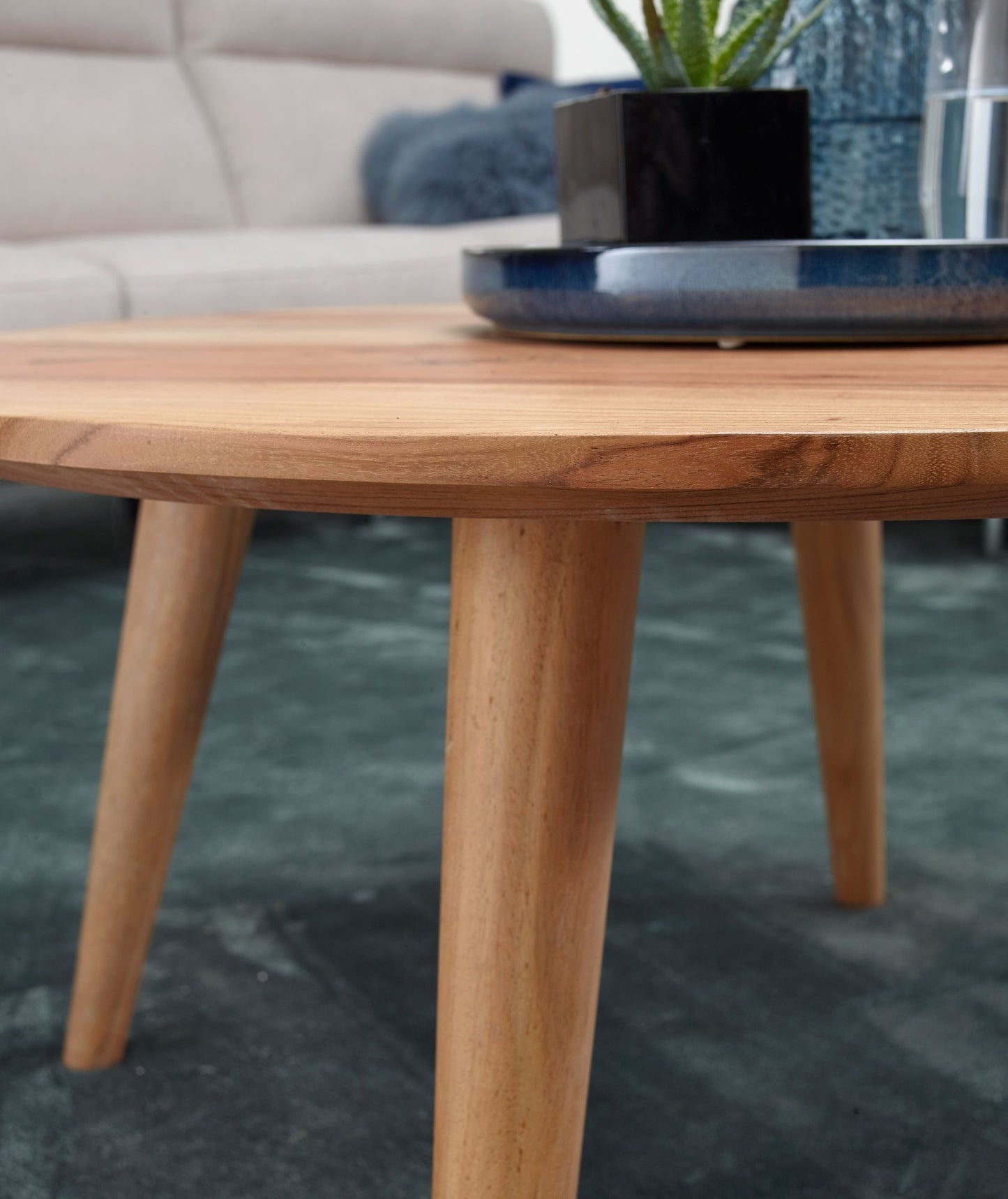 Couchtisch BOHA Massivholz Akazie Wohnzimmertisch rund Ø75 mal 40 cm Beistelltisch mit 4 Beinen im Landhausstil