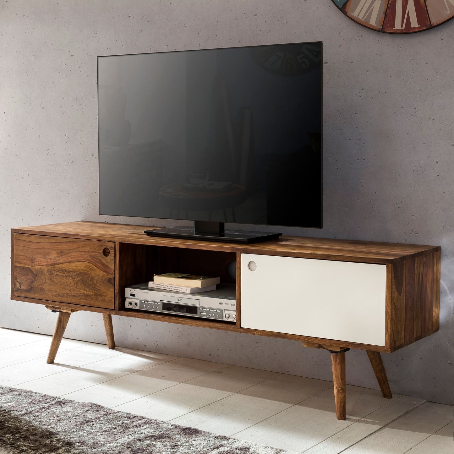 TV Lowboard REPA 140 cm Massiv Holz Sheesham Landhaus 2 Tueren und Fach HiFi Regal braun weiss 4 Fuesse Fernseher Kommode Vintage