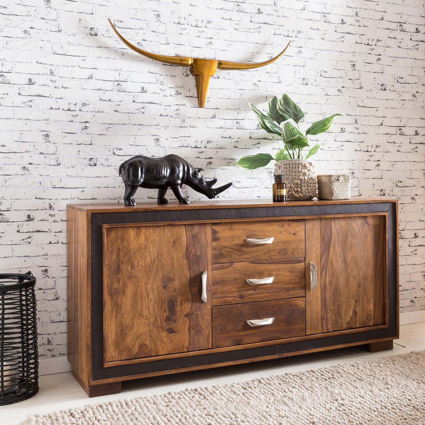 Design Sideboard Sheesham Massivholz mit Kunstleder 160 mal 44 mal 80 cm Anrichte im rustikalen Landhausstil Kommode mit Schubladen und Tueren