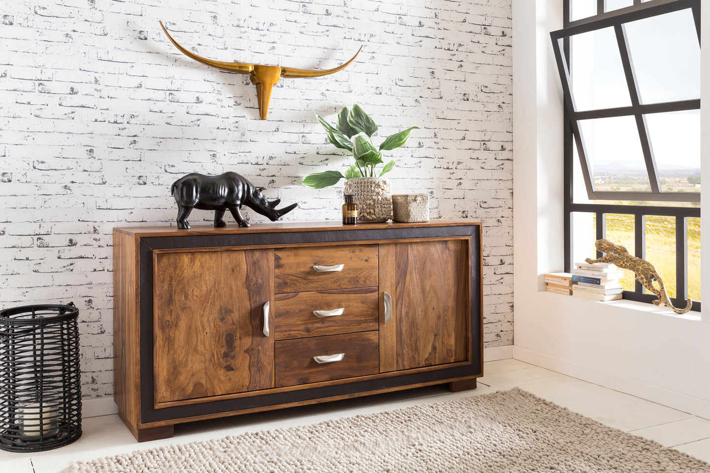 Design Sideboard Sheesham Massivholz mit Kunstleder 160 mal 44 mal 80 cm Anrichte im rustikalen Landhausstil Kommode mit Schubladen und Tueren