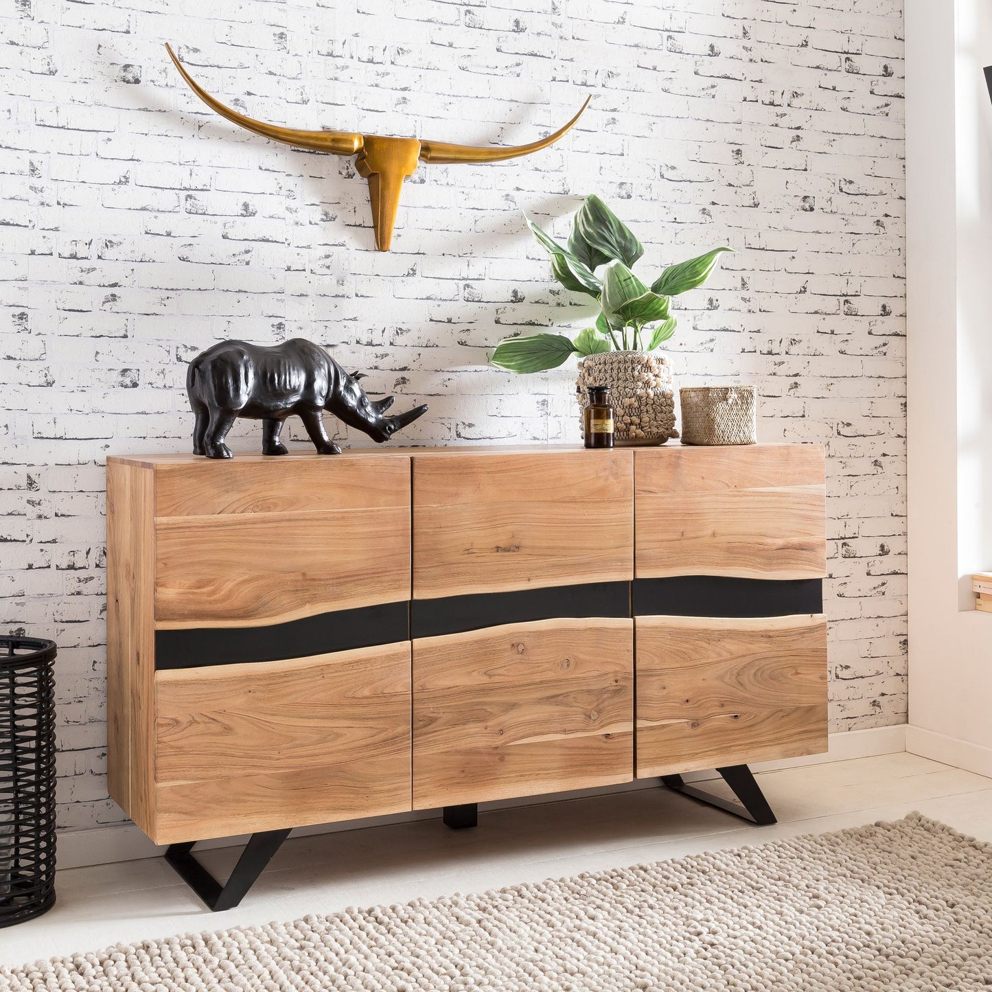 Sideboard 148 mal 85 mal 43 cm Massiv Holz Akazie Natur Baumkante Anrichte Landhaus Stil Highboard mit 3 Tueren Flur Schrank Kommode