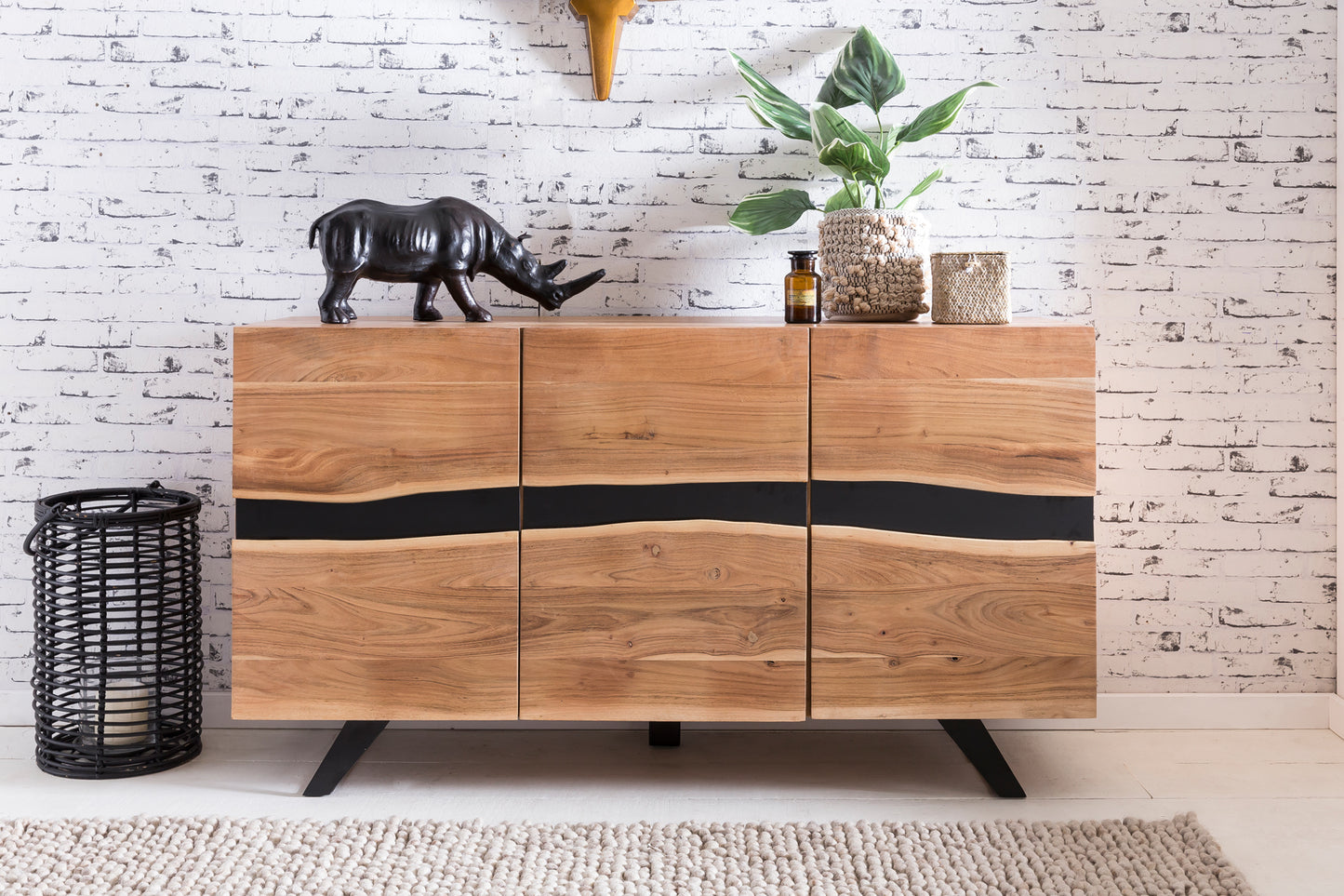 Sideboard 148 mal 85 mal 43 cm Massiv Holz Akazie Natur Baumkante Anrichte Landhaus Stil Highboard mit 3 Tueren Flur Schrank Kommode