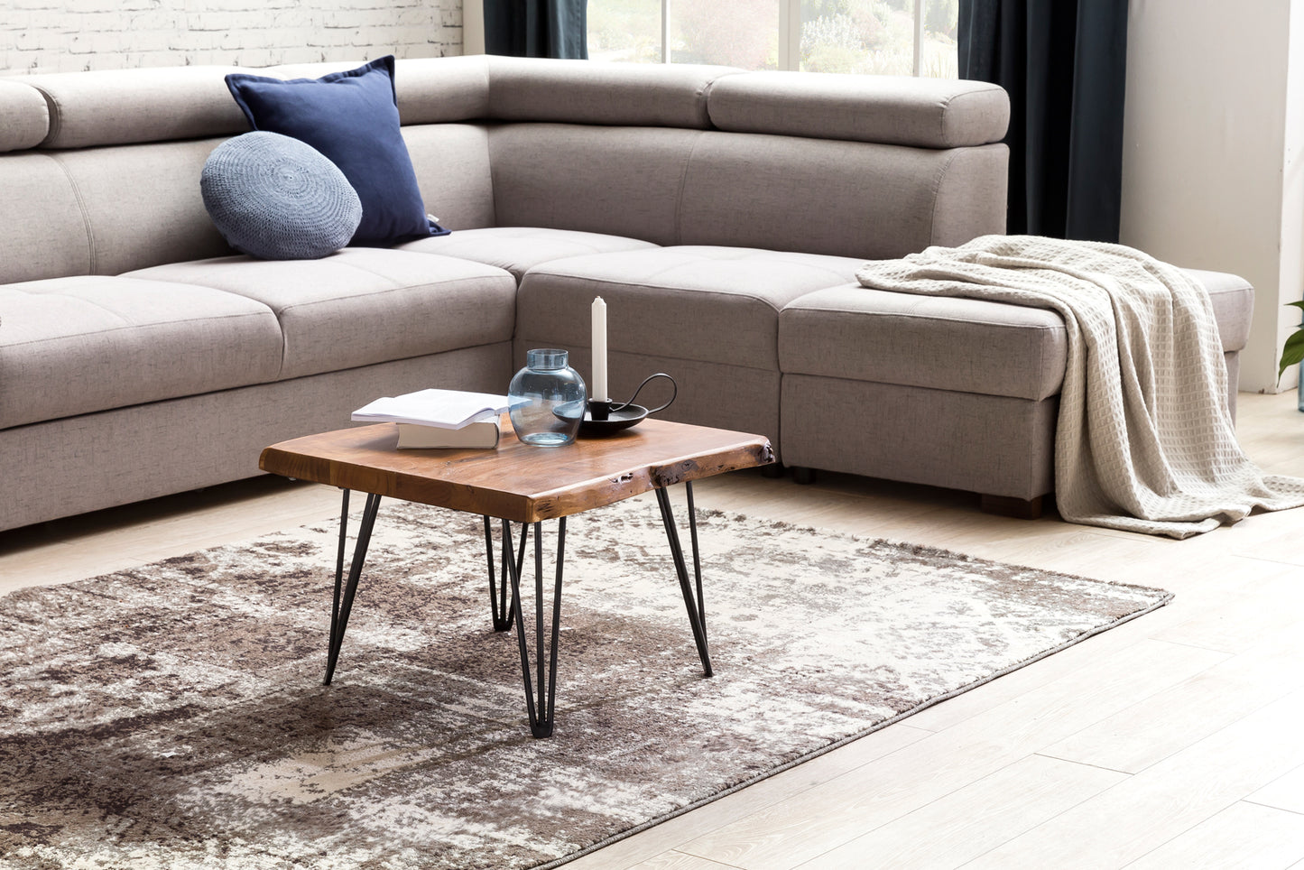 Design Couchtisch Sheesham Massivholz Tisch Baumkante 56 mal 38 mal 51 cm Sheesham Holztisch mit Metallbeinen Wohnzimmertisch im rustikalen Landhausstil