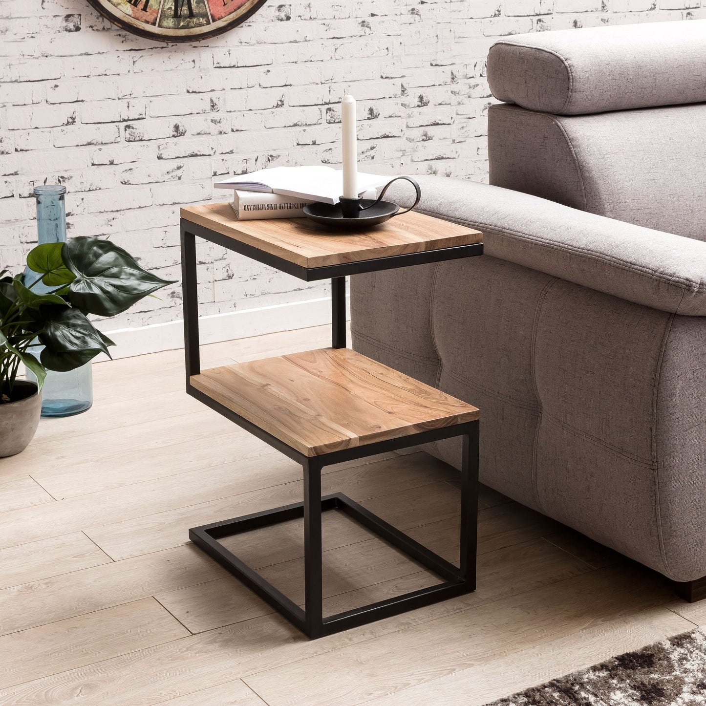 Beistelltisch AKOLA S Form Massiv Holz Akazie Metall 45 mal 60 mal 30 cm Design Wohnzimmertisch Landhaus Stil Anstelltisch Ablagetisch eckig