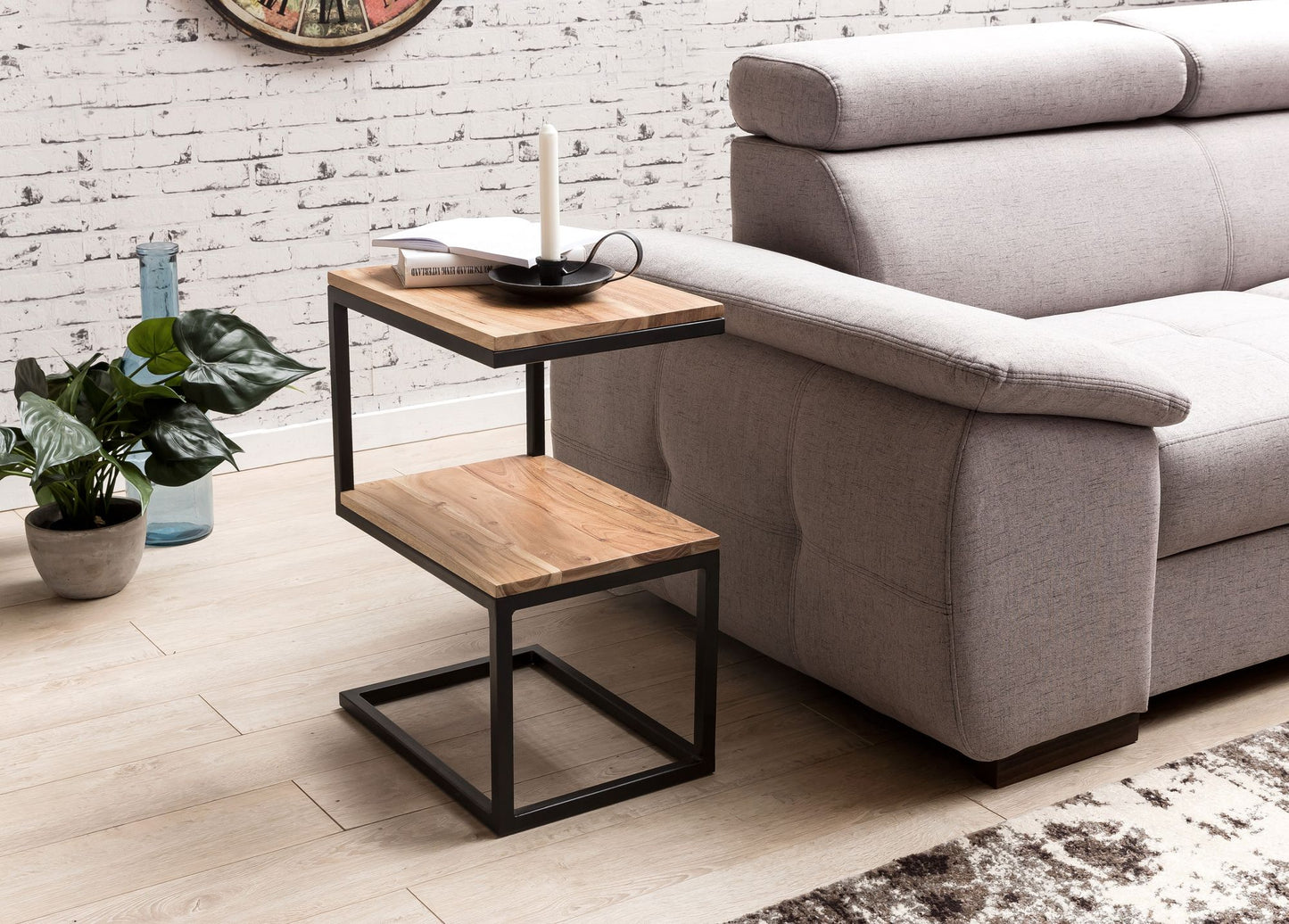 Beistelltisch AKOLA S Form Massiv Holz Akazie Metall 45 mal 60 mal 30 cm Design Wohnzimmertisch Landhaus Stil Anstelltisch Ablagetisch eckig