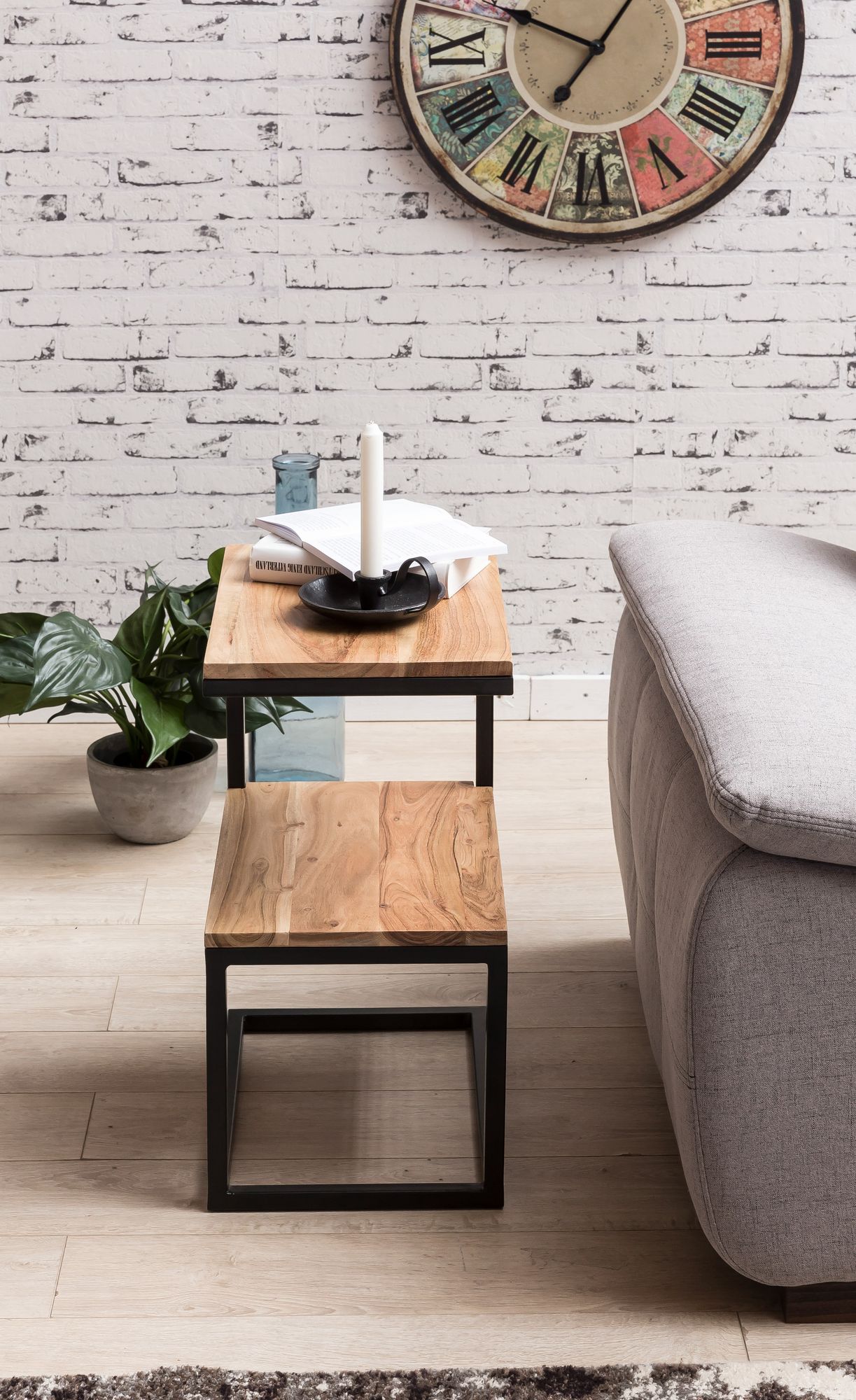 Beistelltisch AKOLA S Form Massiv Holz Akazie Metall 45 mal 60 mal 30 cm Design Wohnzimmertisch Landhaus Stil Anstelltisch Ablagetisch eckig