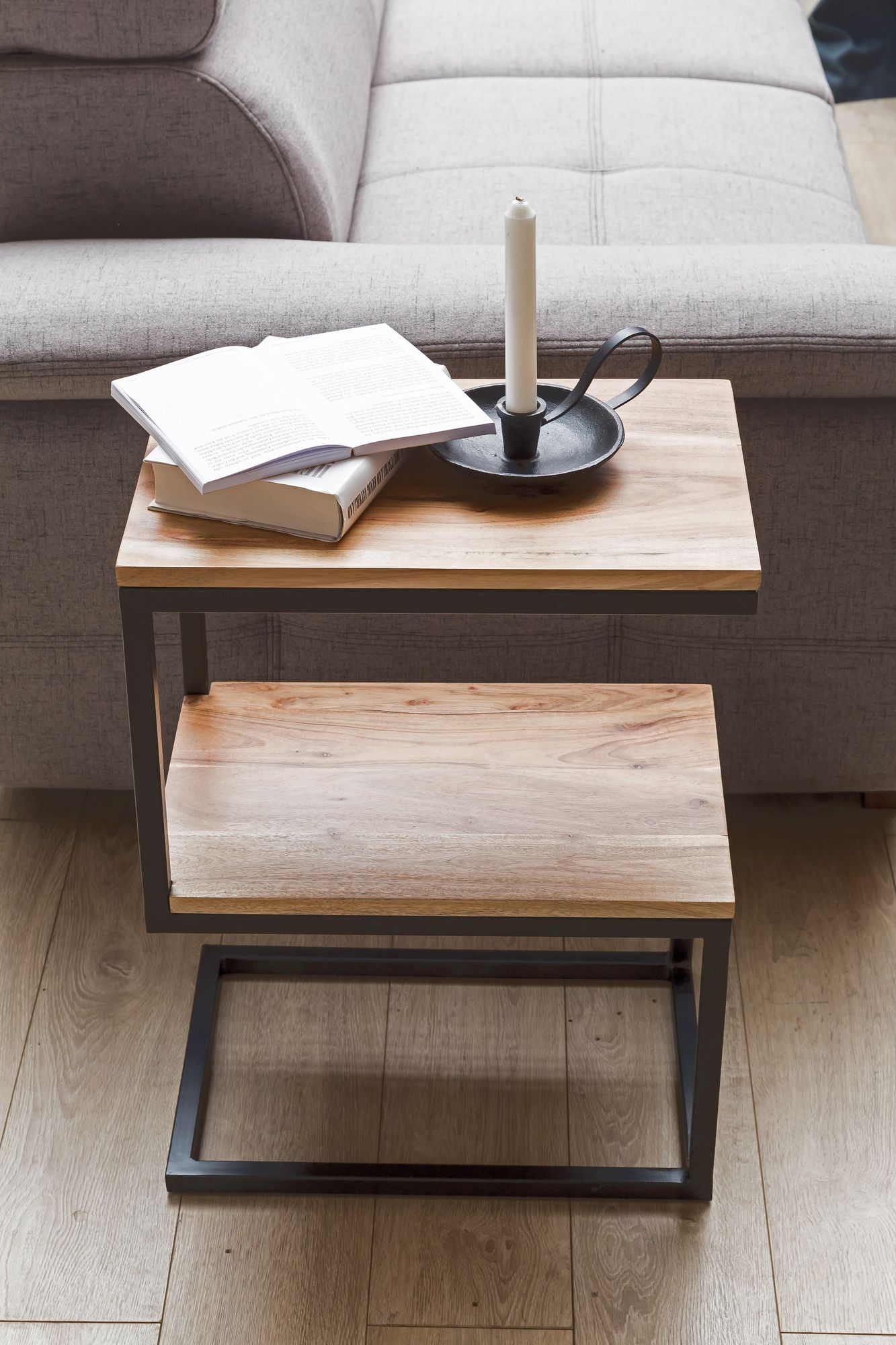 Beistelltisch AKOLA S Form Massiv Holz Akazie Metall 45 mal 60 mal 30 cm Design Wohnzimmertisch Landhaus Stil Anstelltisch Ablagetisch eckig